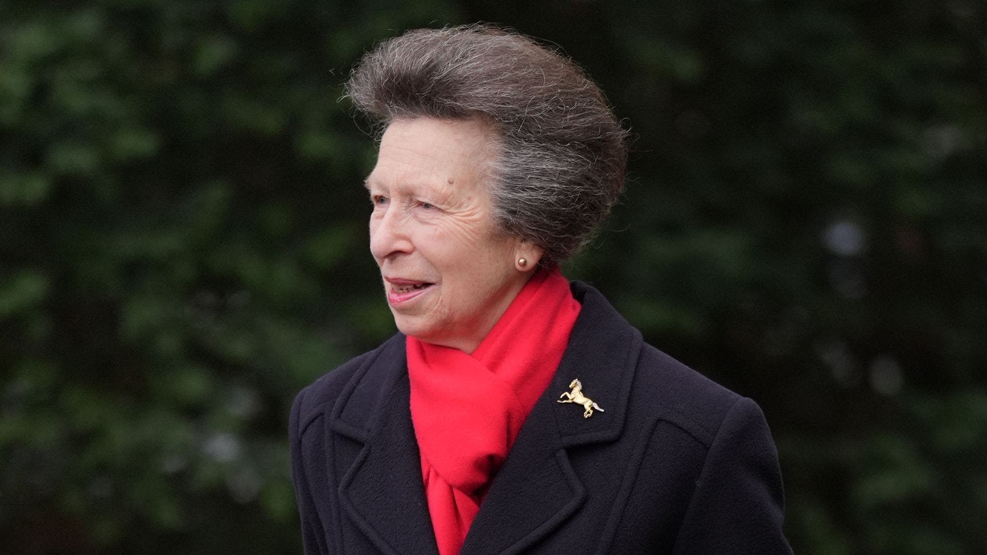 La princesa Ana de Inglaterra con su broche favorito, en Sandringham con el rey Carlos III y Camilla.