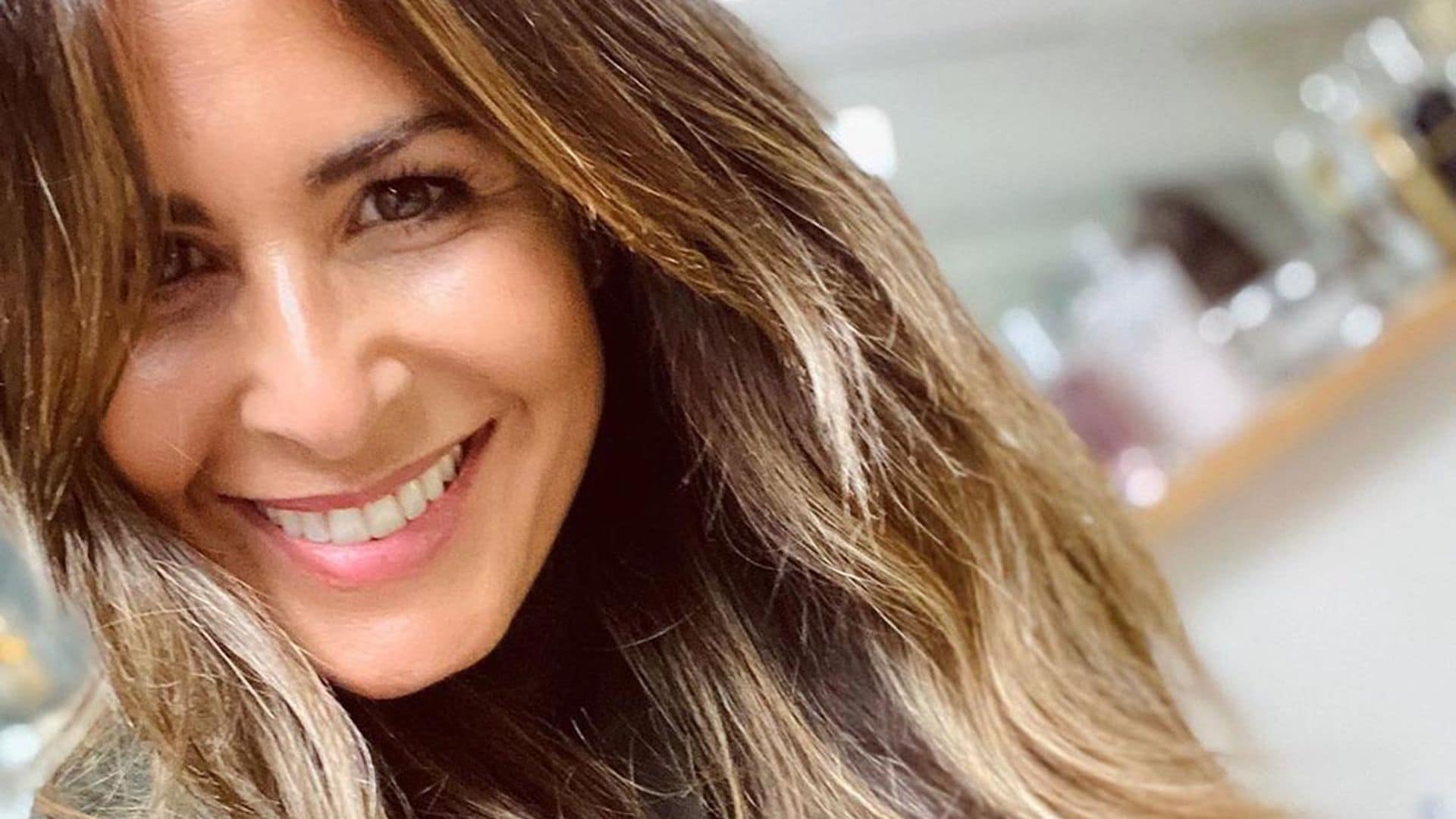 Nuria Roca también se apunta al look de paseo oficial: vestido de flores y zapatillas