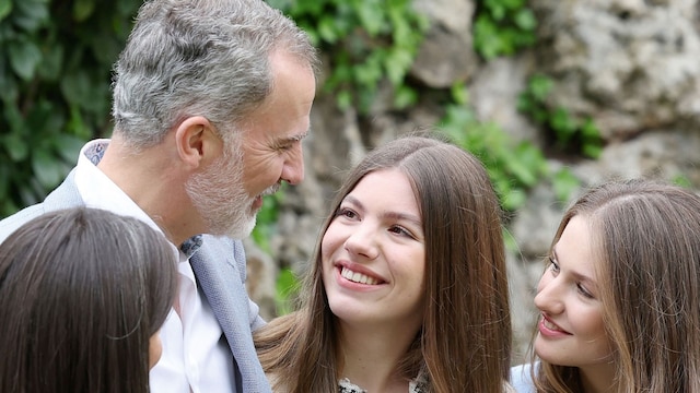Los reyes muy sonrientes con sus hijas