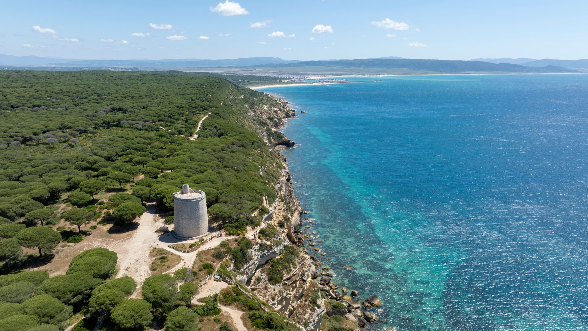 El pueblo gaditano que merece una escapada este verano: rutas senderistas, playas de aguas turquesas y mucho atún