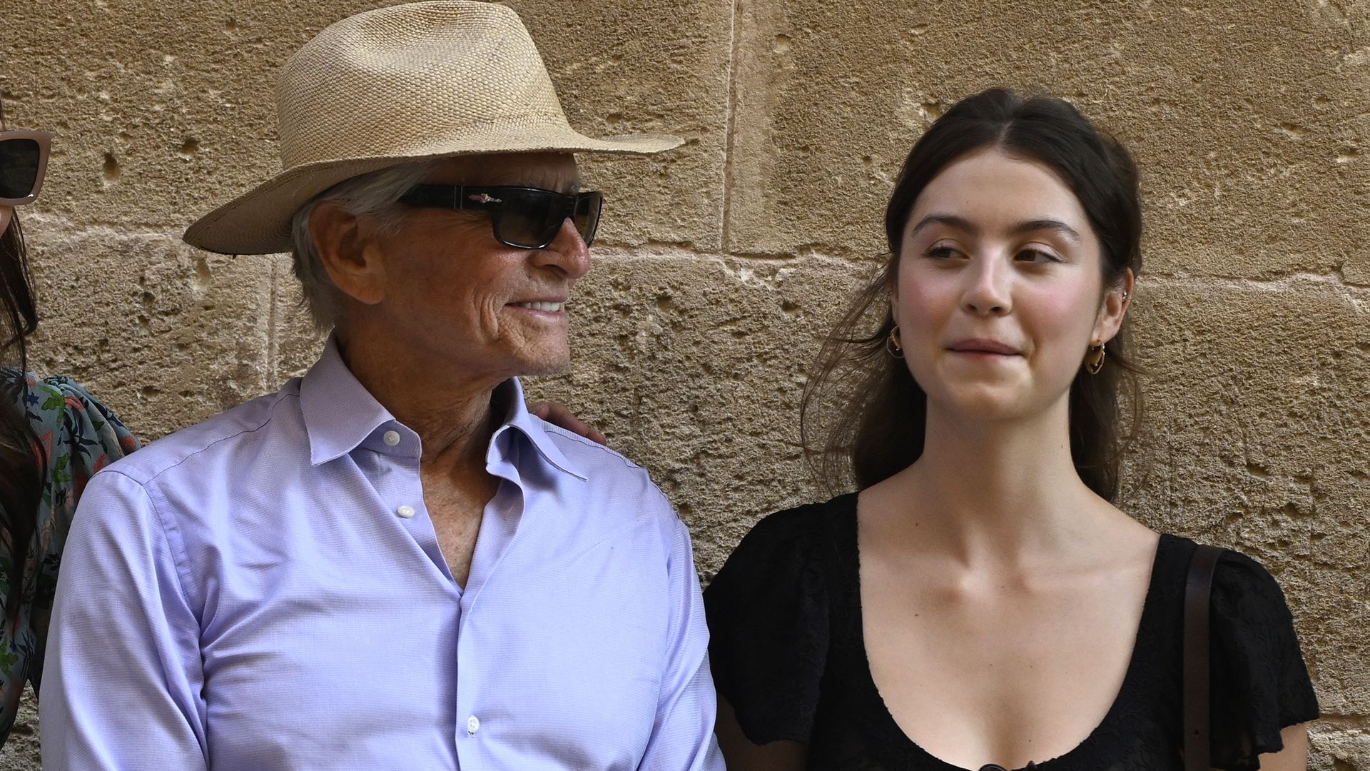 Michael Douglas y su hija Carys sorprenden en las populares fiestas de San Juan en Menorca: todas las imágenes
