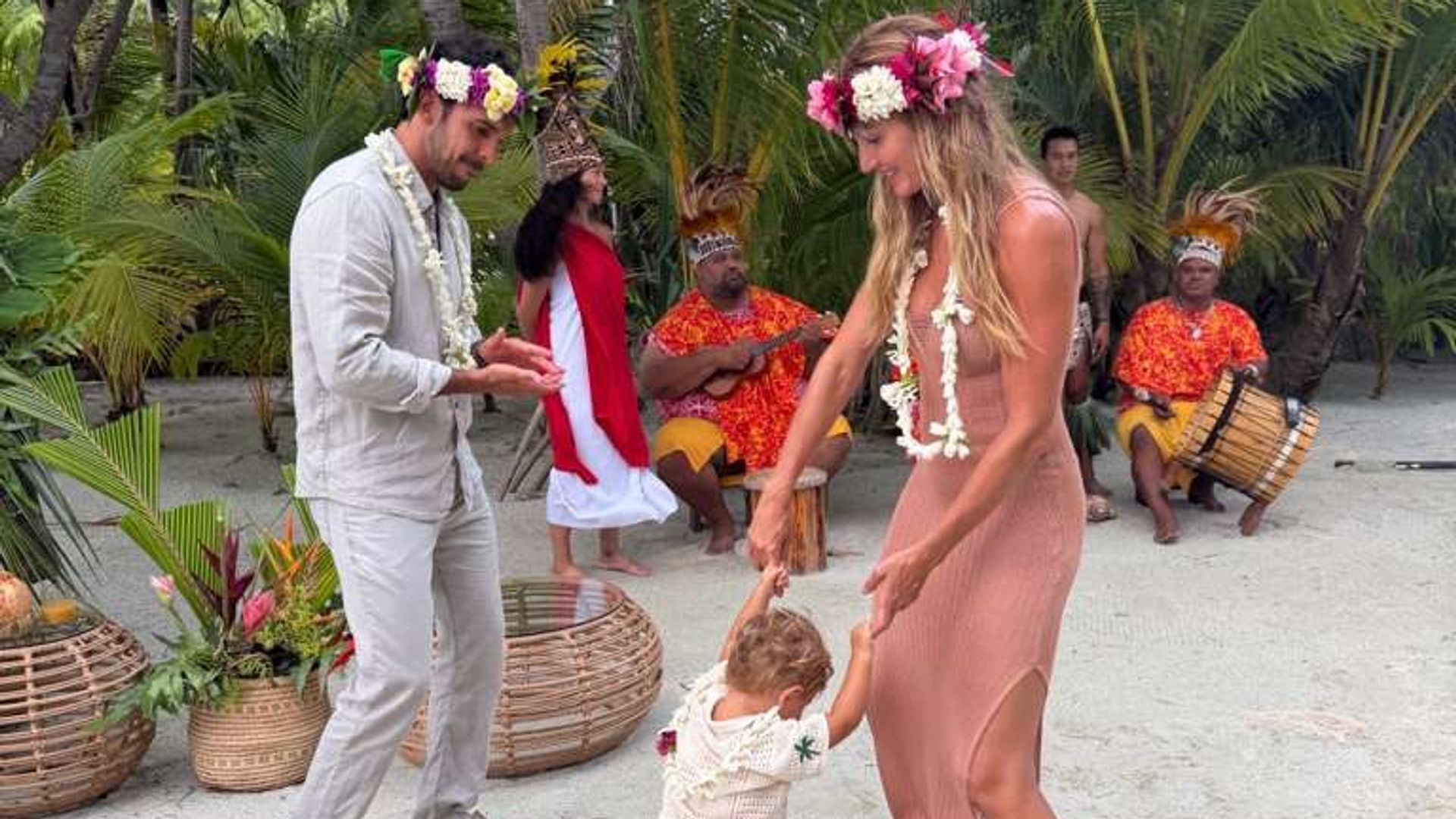 Gisele junto a su esposo Joaquim Valente y su hijo River en su viaje a Thaití.