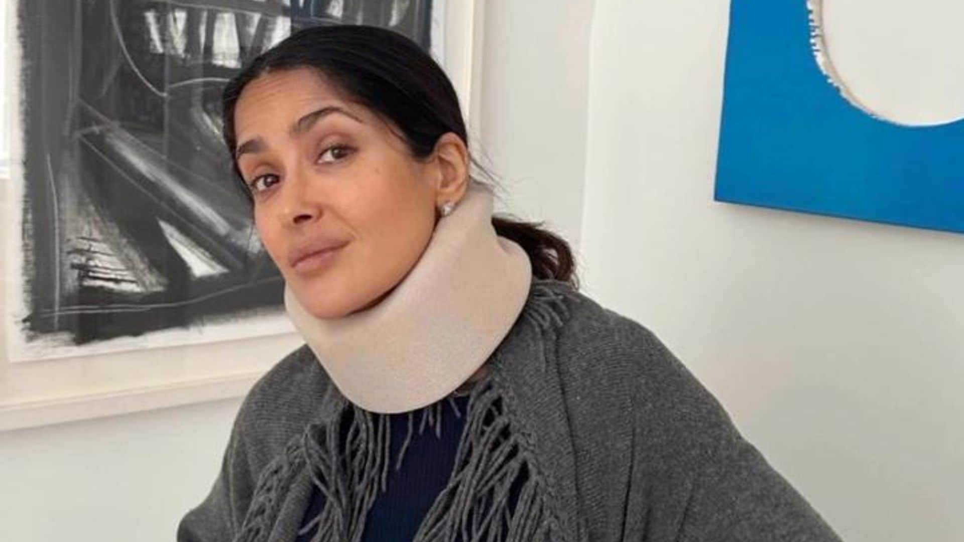 Salma Hayek se lesiona el cuello y lo revela de la forma más original