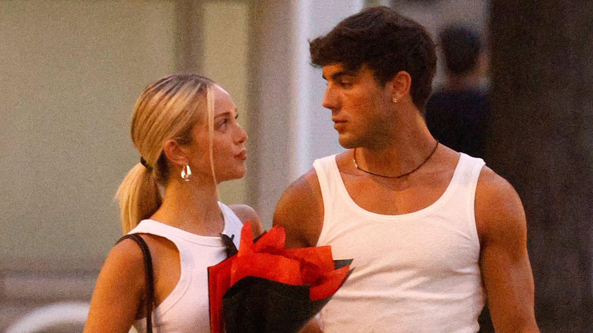 Óscar Casas y Ana Mena de paseo romántico por Madrid el 16 de julio de 2025