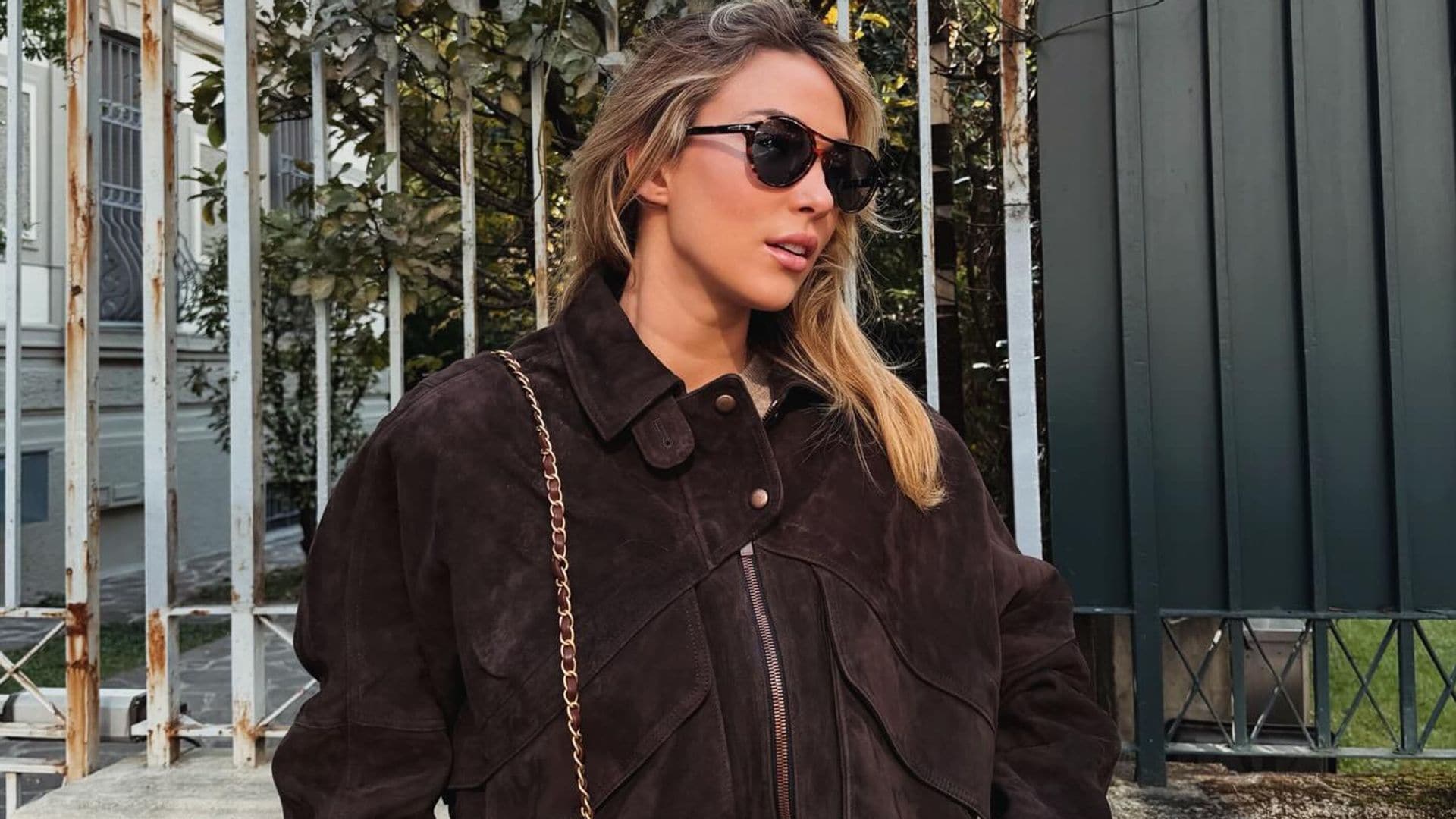 Alice Campello con cazadora de ante marrón de Magda Butrym en Milán