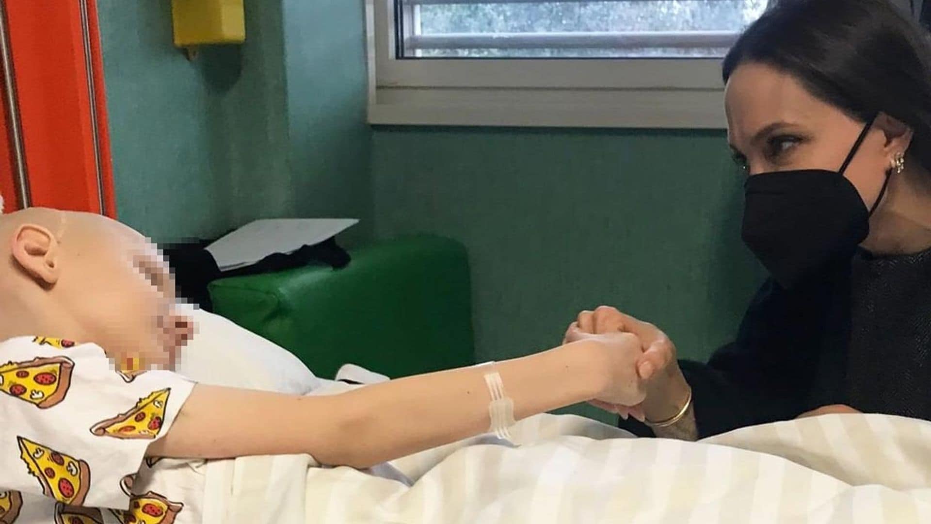 Angelina Jolie se vuelca con los niños ucranianos hospitalizados