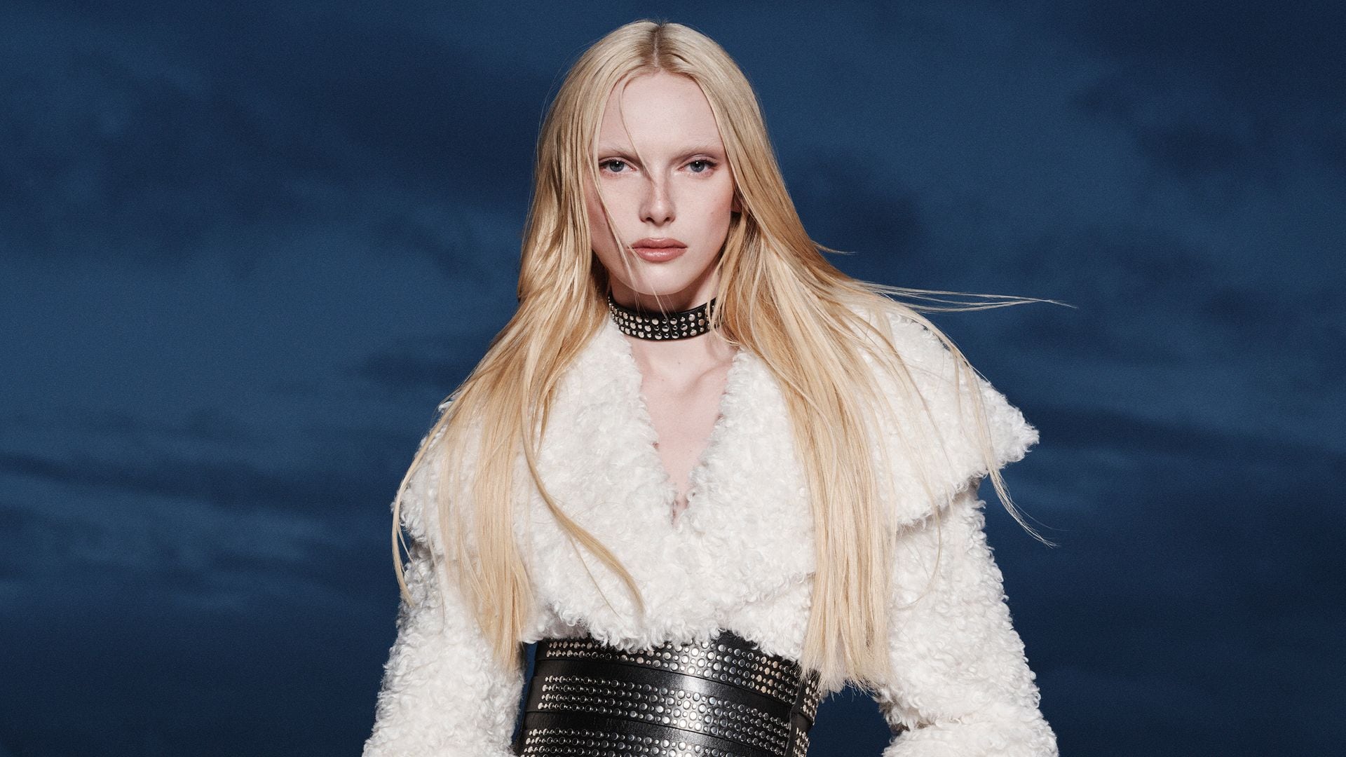 El diseñador favorito de Rosalía colabora con Zara para vestirnos en las próximas fiestas de diciembre (y todo el invierno)