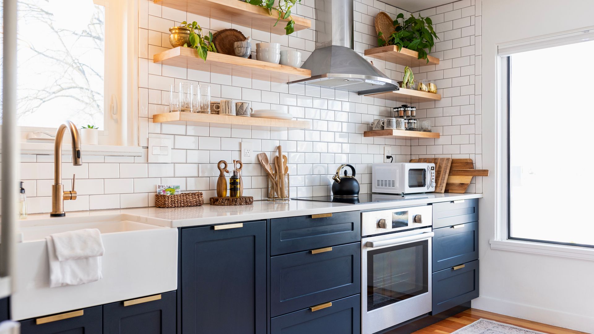 Una cocina blanca y azul