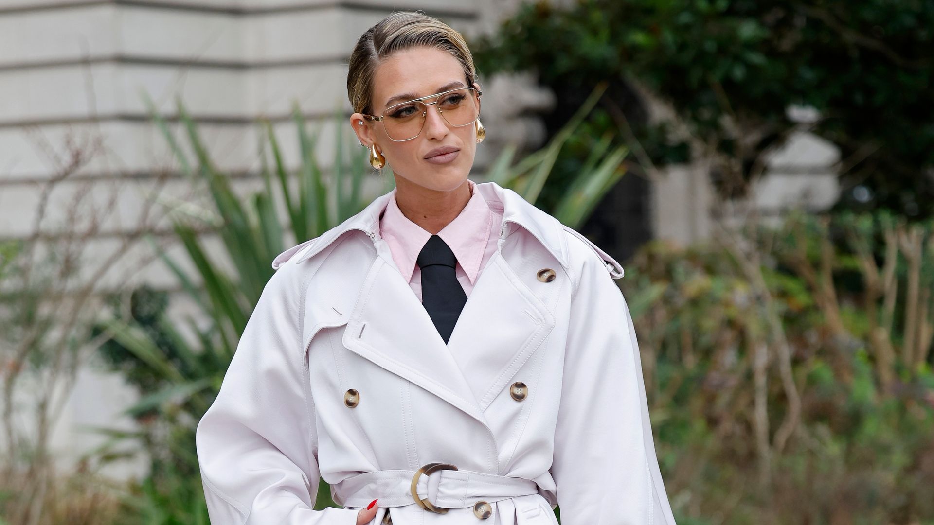 Looks elegantes con joyas XL