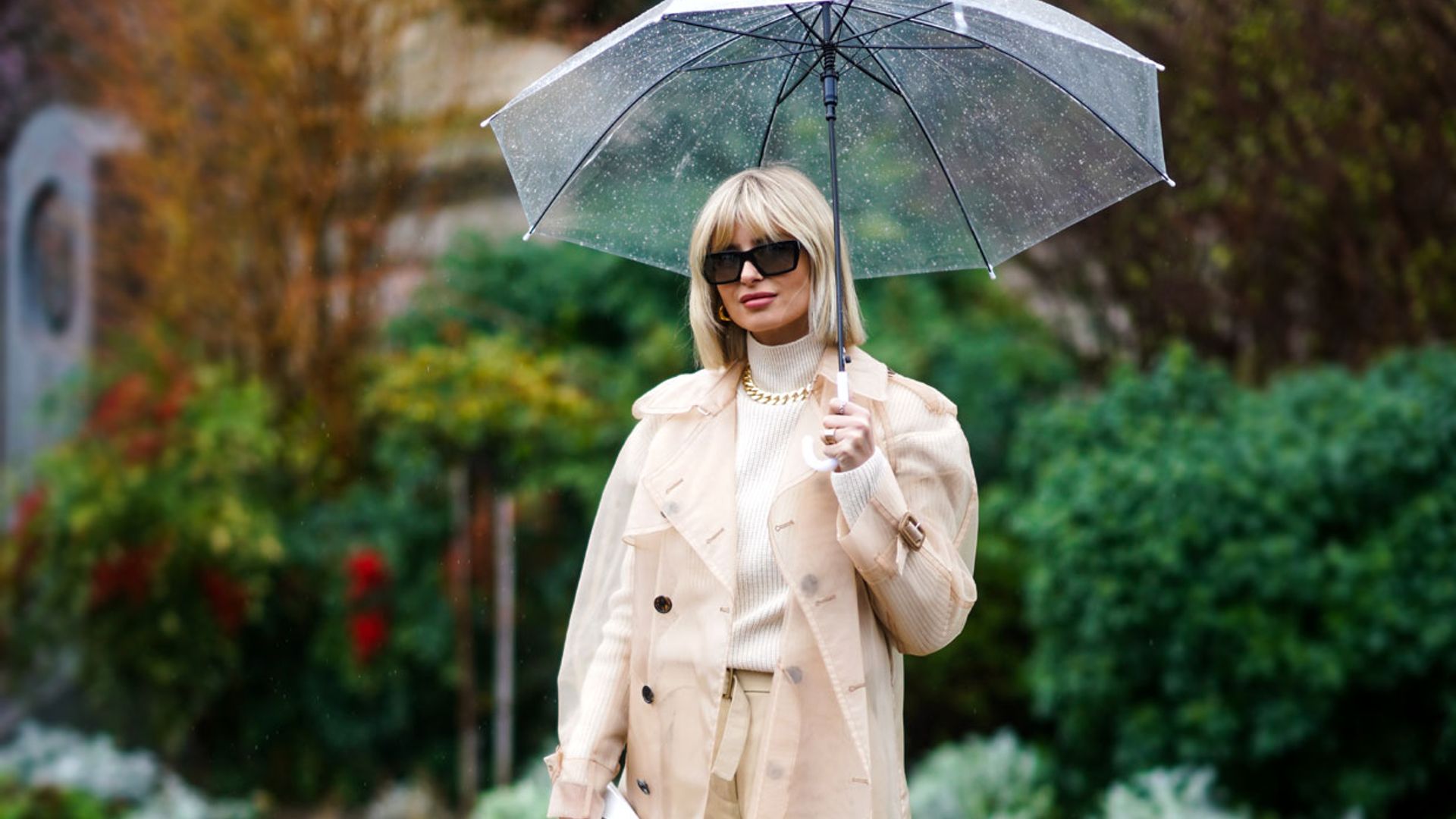 Con estas prendas y complementos (de tendencia) querrás que llueva todo el año