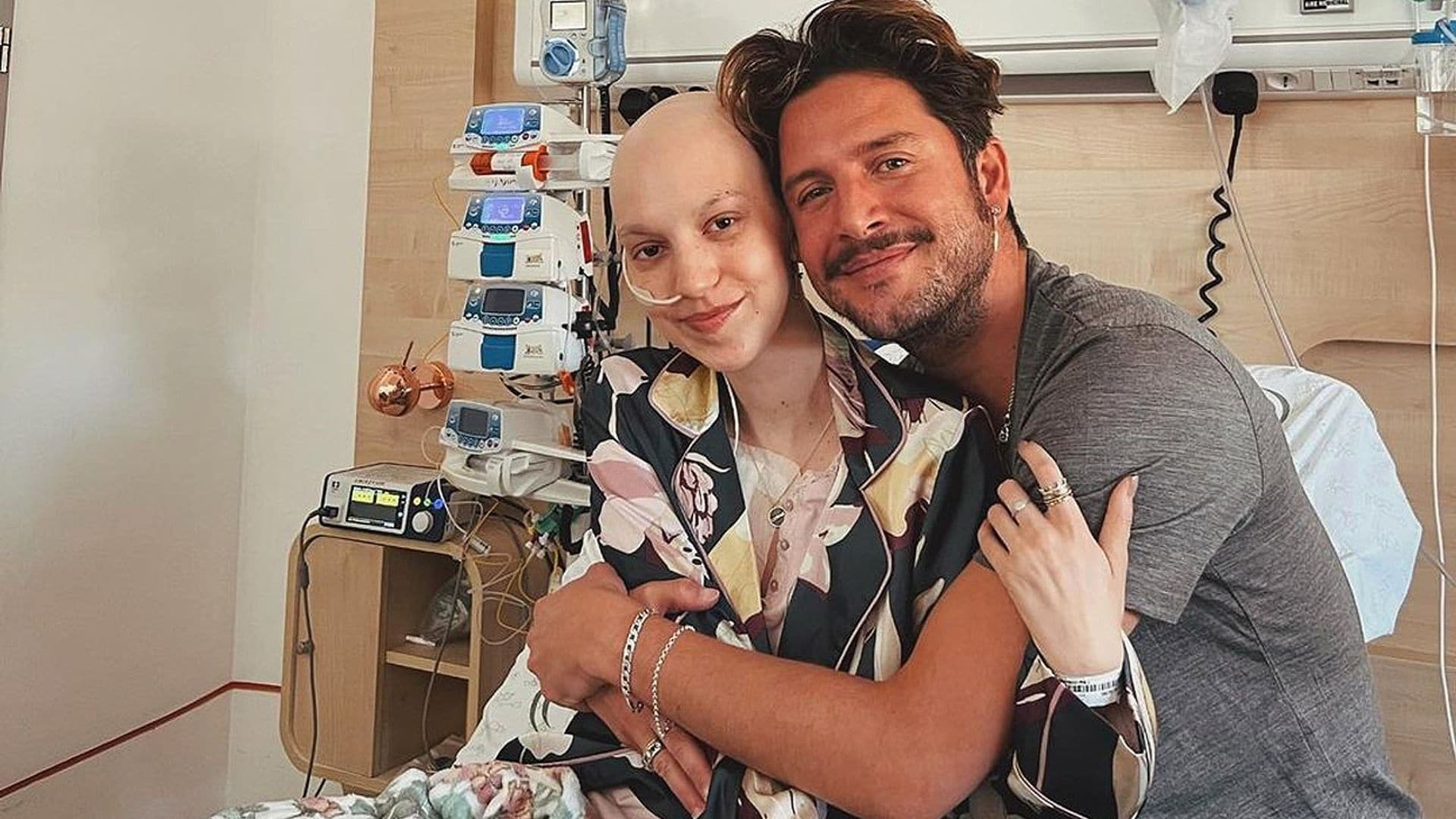 La visita llena de 'cariño y magia' de Manuel Carrasco a Elena Huelva y el talismán para recuperarse