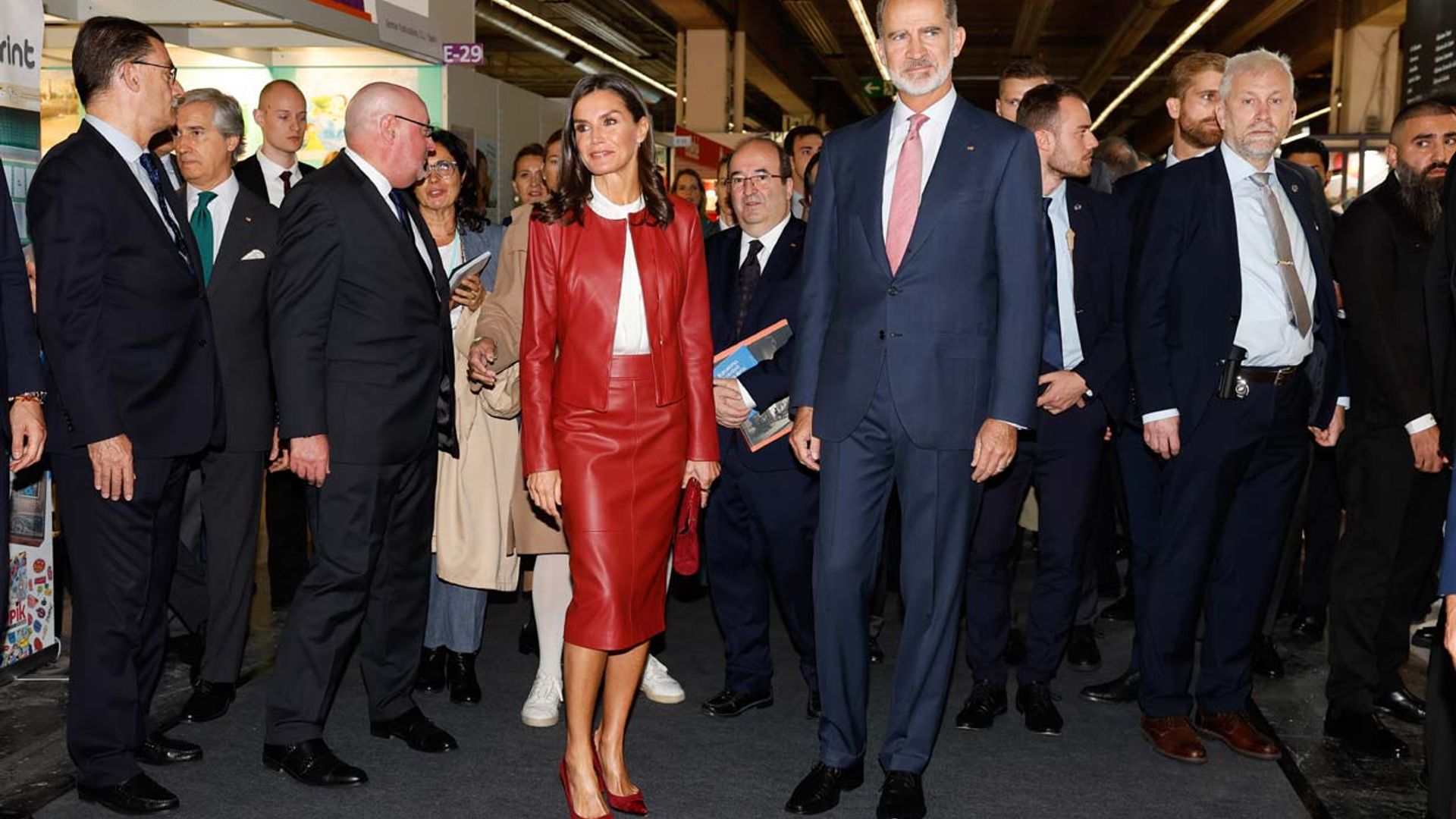 Los Reyes conocen de primera mano las propuestas editoriales españolas en la Feria del Libro de Fráncfort