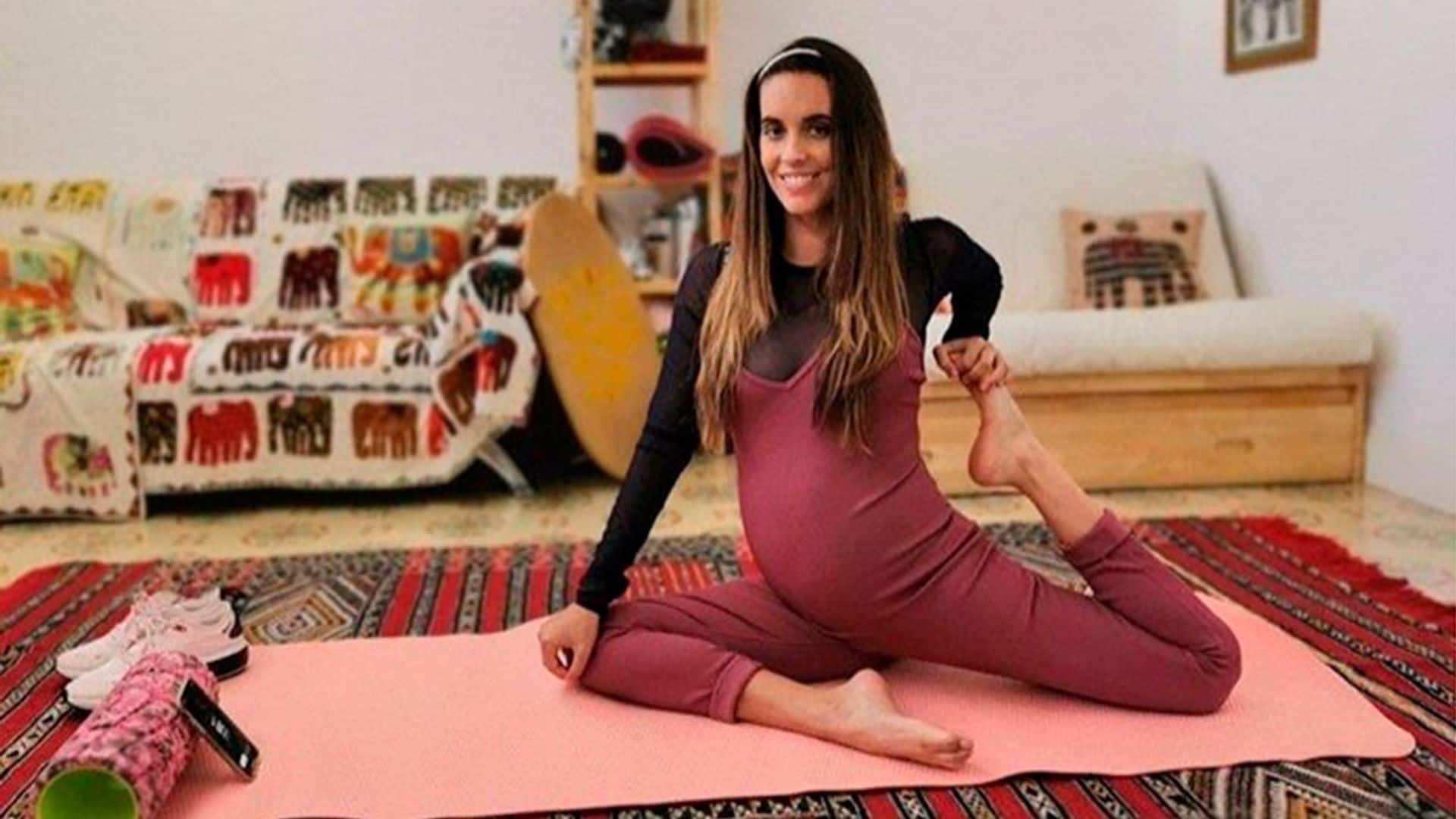 Ona Carbonell muestra cómo ha crecido su tripita entre ejercicios y estiramientos