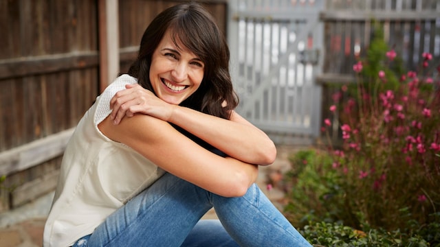 Mujer sonriente sentada