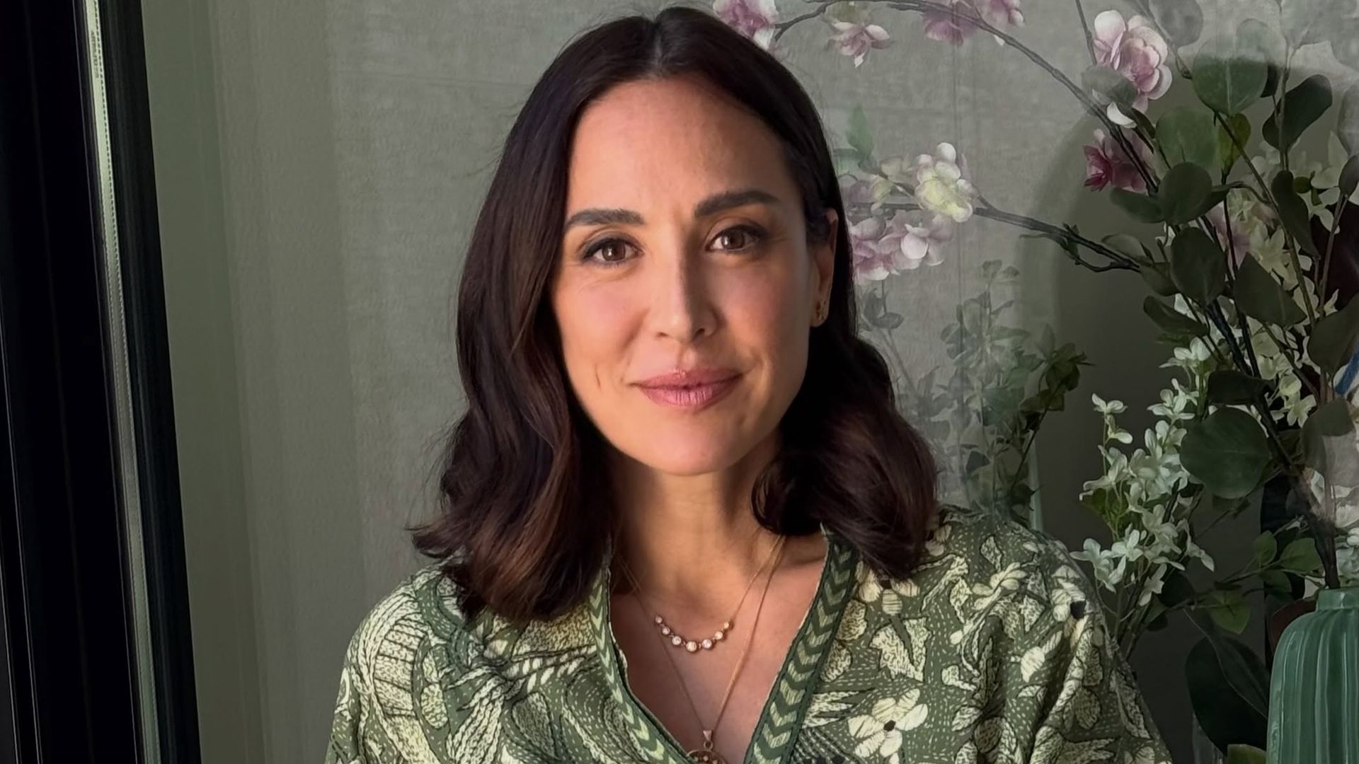 Tamara Falcó con kimono verde de flores y cinturón blanco