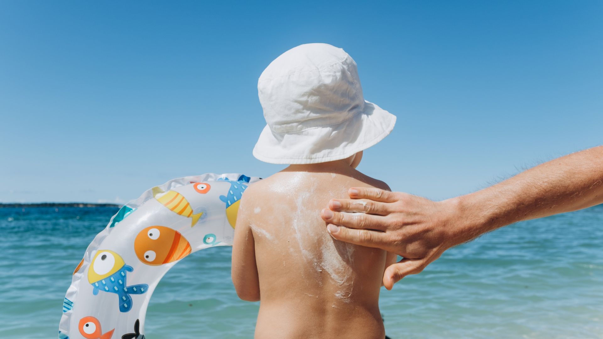 Una dermatóloga advierte sobre el riesgo del sol en los niños: "Hay que evitar poner una muselina o trapo cubriéndolos, la temperatura puede ser muy alta"