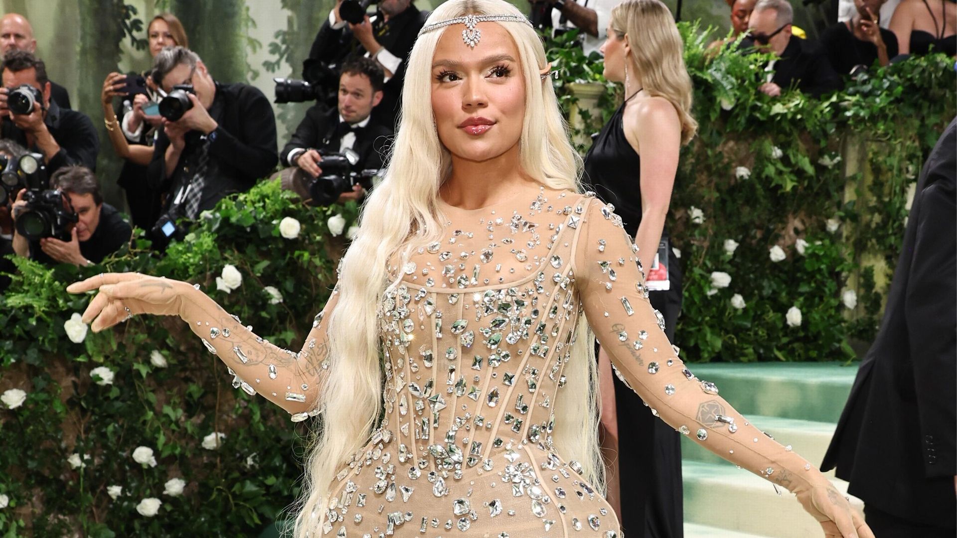 Karol G hace su debut en la MET Gala 2024 y deslumbra con un look de hada