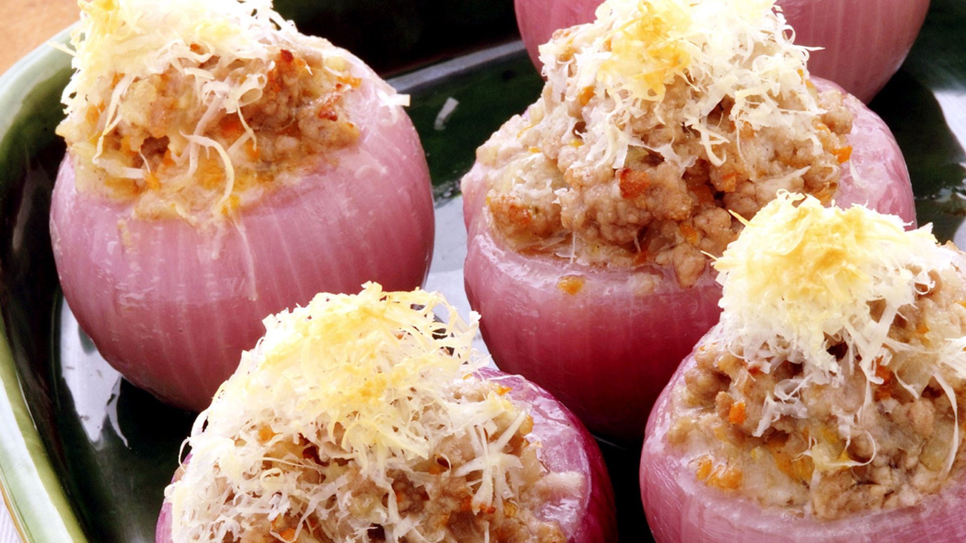 Cebollas moradas rellenas de pollo, queso y almendras