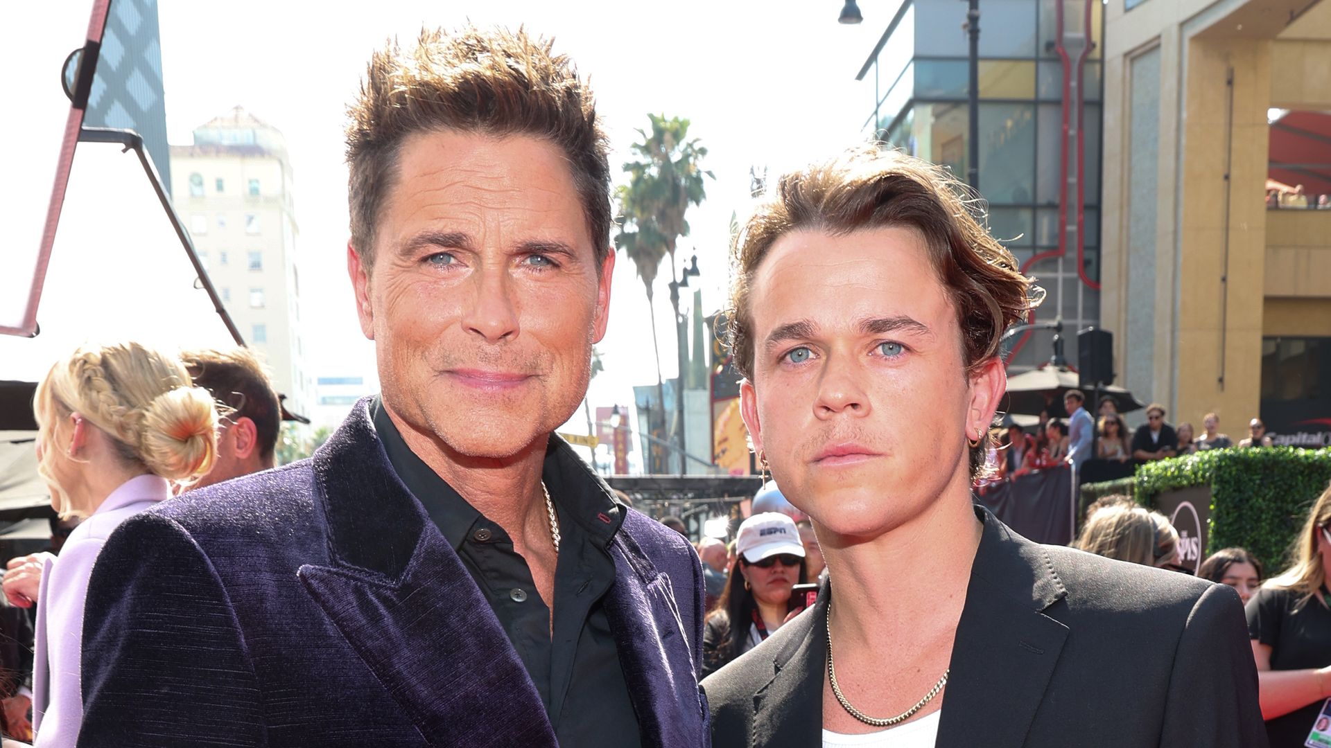 Rob Lowe y su hijo menor, John Owen Lowe, durante la gala de los ESPY Awards celebrada en julio de 2024 en Hollywood