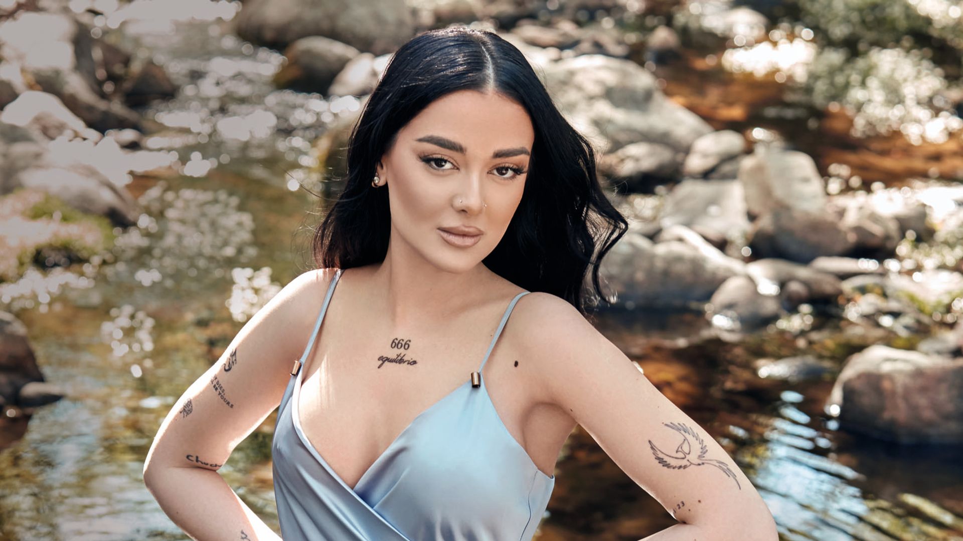 EXCLUSIVA. Julia Janeiro nos desvela los secretos de sus 30 tatuajes: "Soy un cómic, pero no soy satánica"
