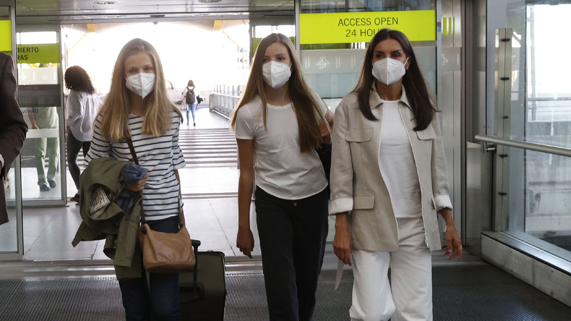 Doña Letizia y la infanta Sofía coordinan sus estilismos con pantalones 'cropped' y zapatillas