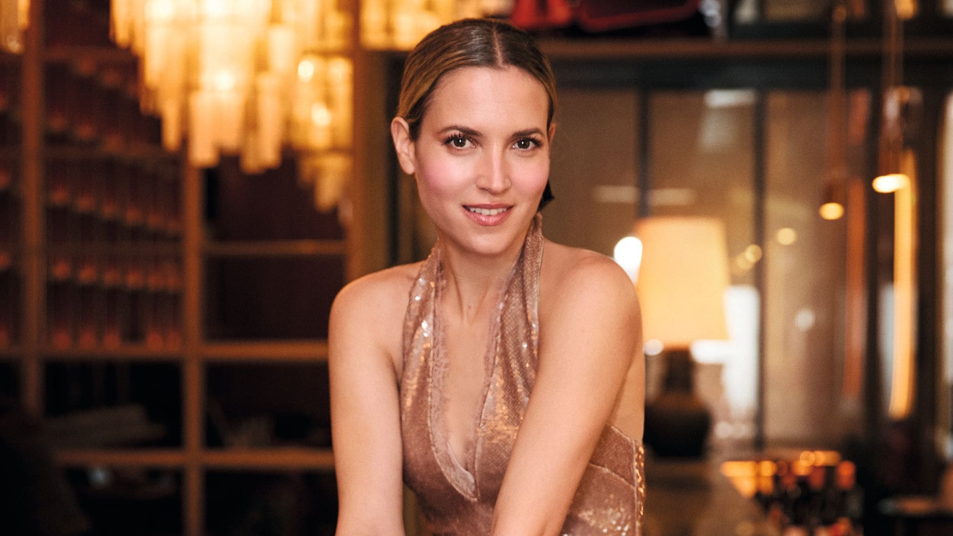 Ana Fernández posando con un look de Guess