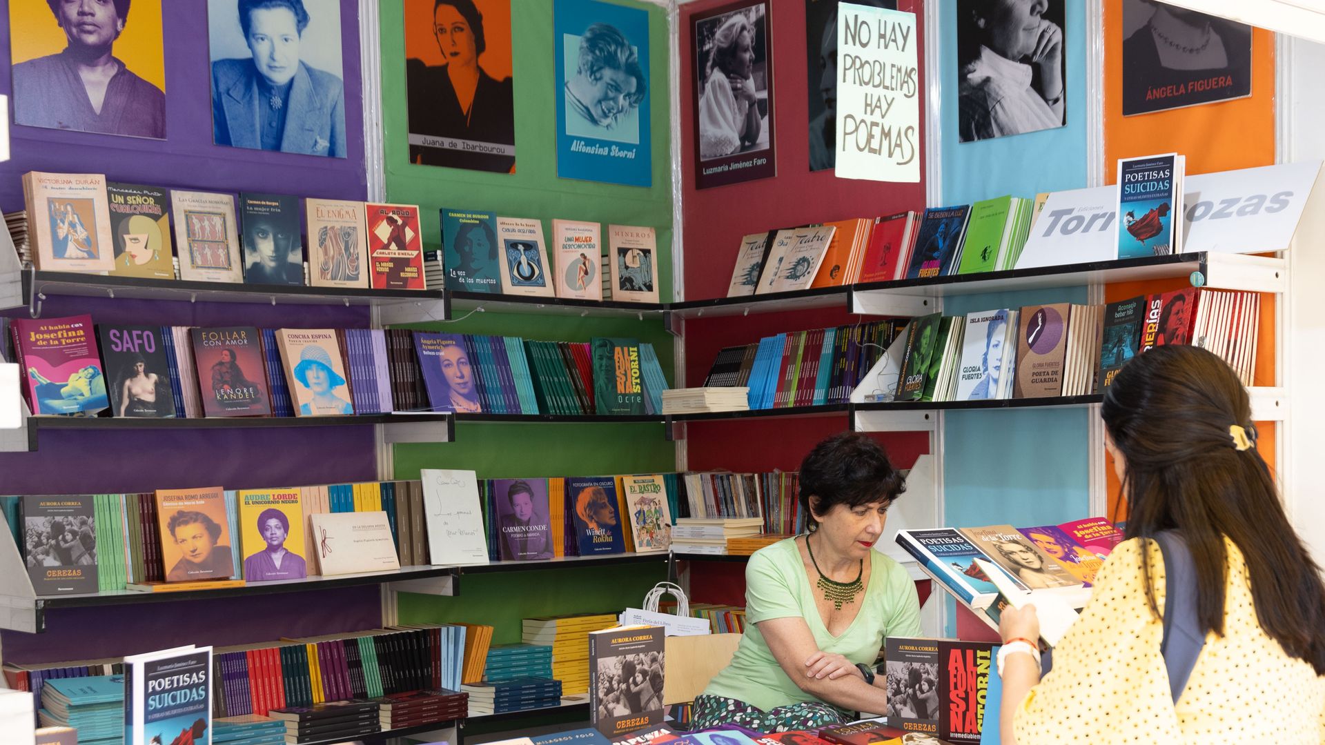 Puesto de poesía de la Feria del Libro en Madrid