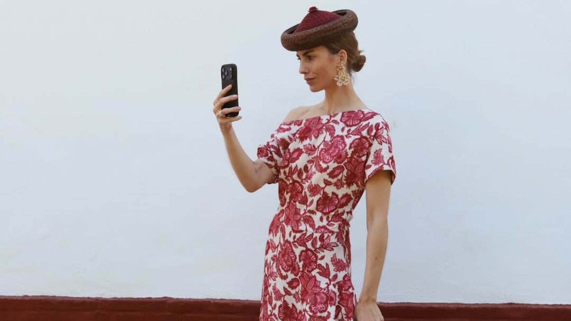 Carmen de la Puerta con look de invitada bicolor de Vogana