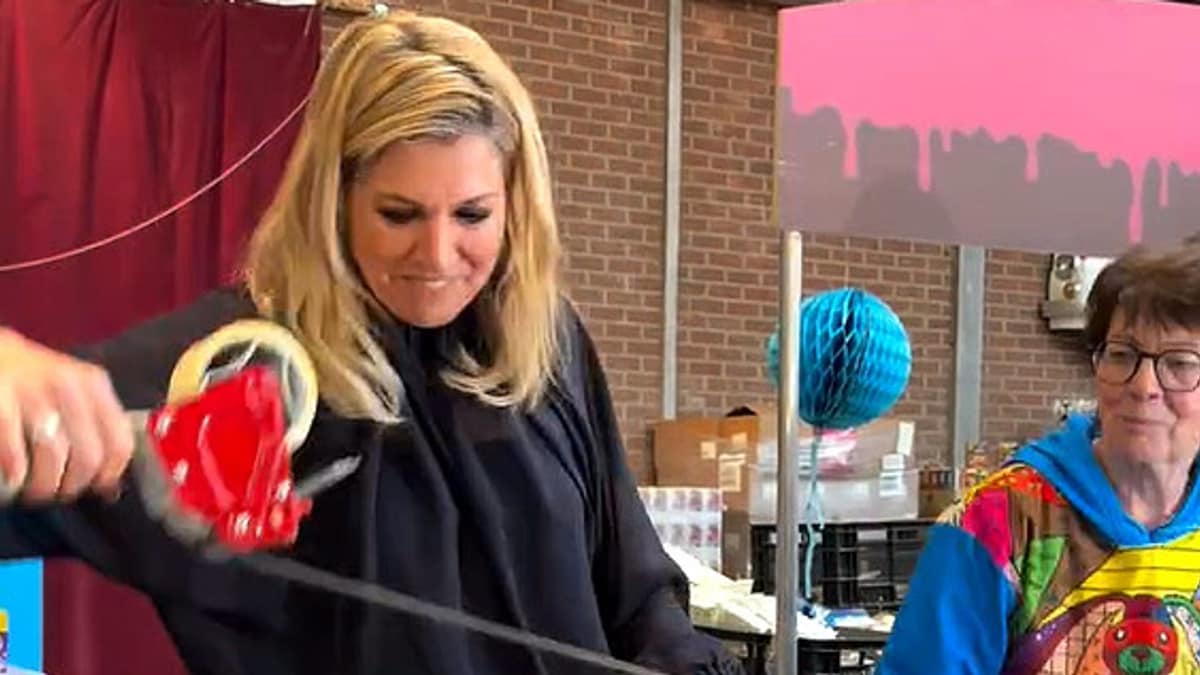 Máxima de Holanda, una más en la cadena de montaje: su curioso vídeo empacando cajas de cumpleaños para niños sin recursos