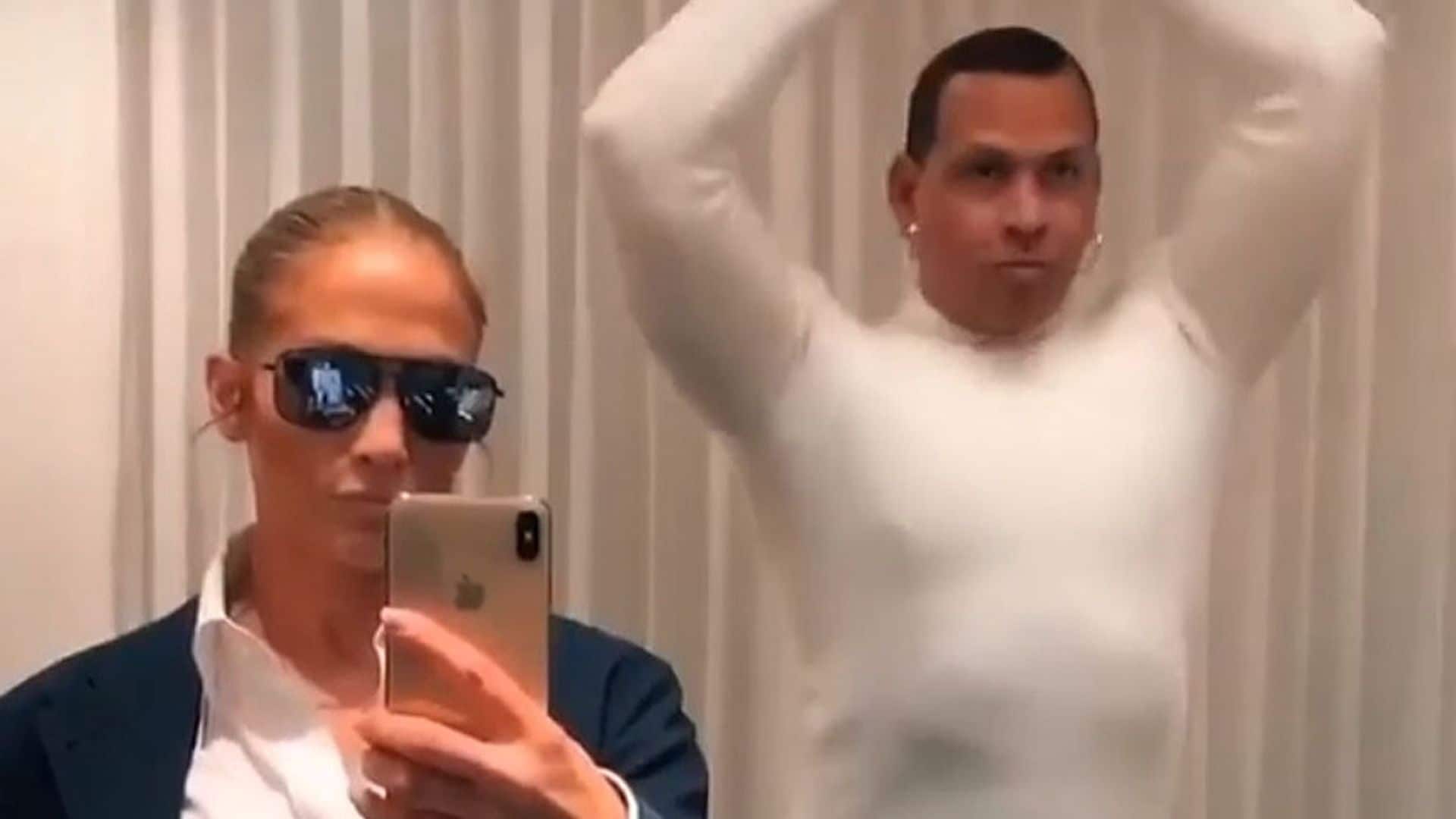 ¿Quién lo hace mejor? Jennifer Lopez y Alex Rodríguez intercambian sus papeles (y la ropa)