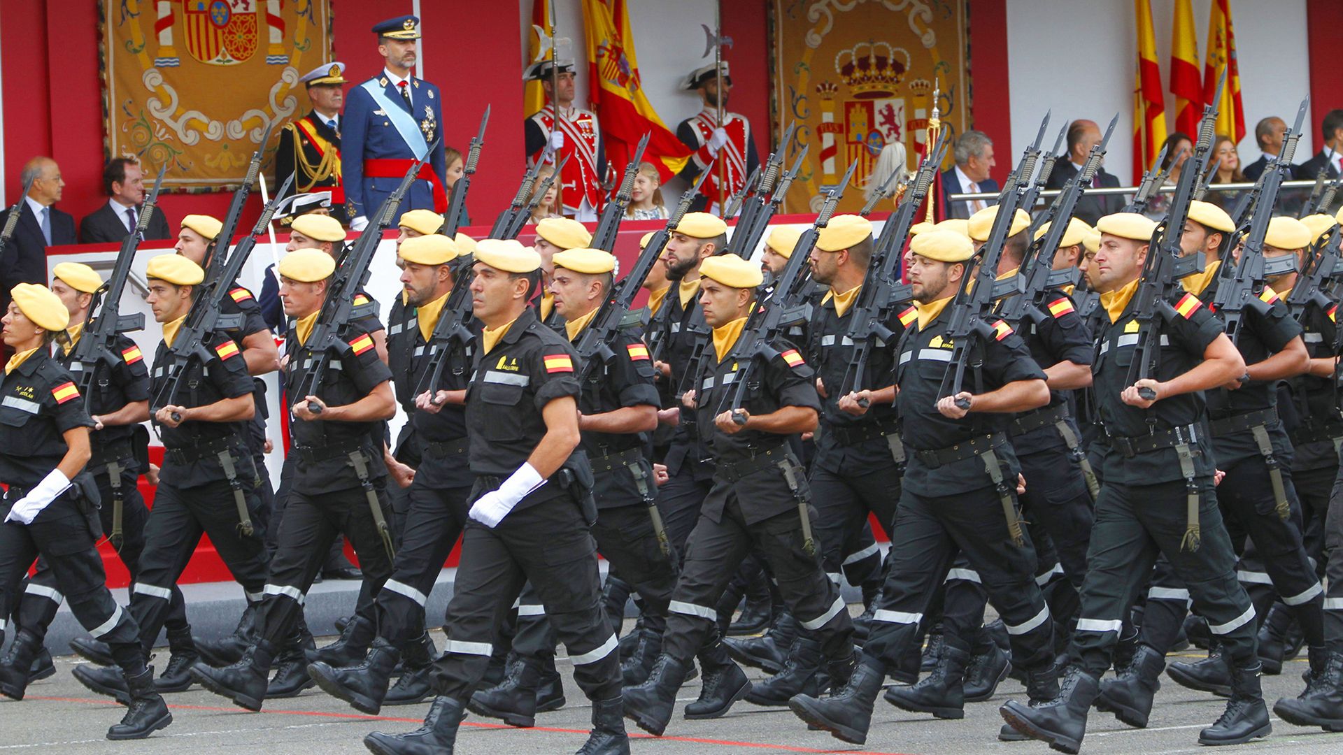 Pedida de mano en directo durante el espectacular desfile: un militar de la UME y su novia protagonizan el romántico momentazo