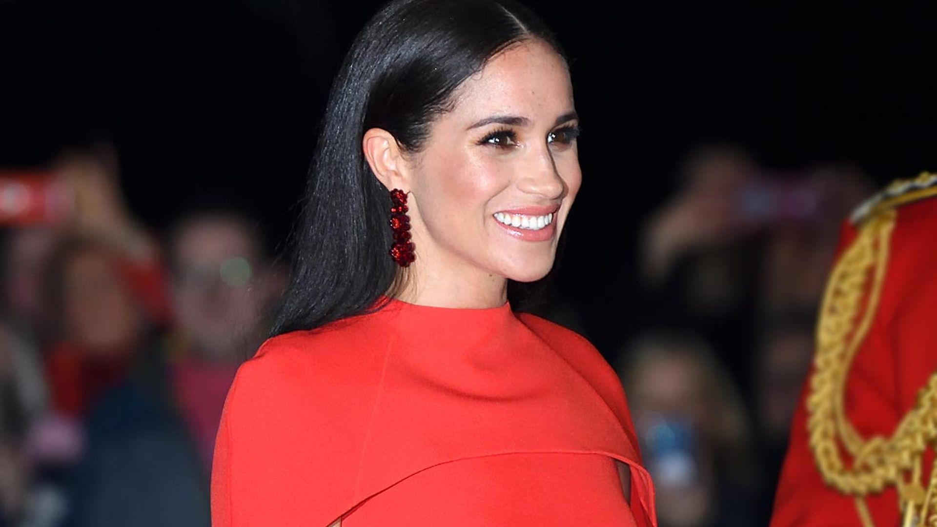 Fíjate en Meghan Markle y serás la invitada ideal esta temporada