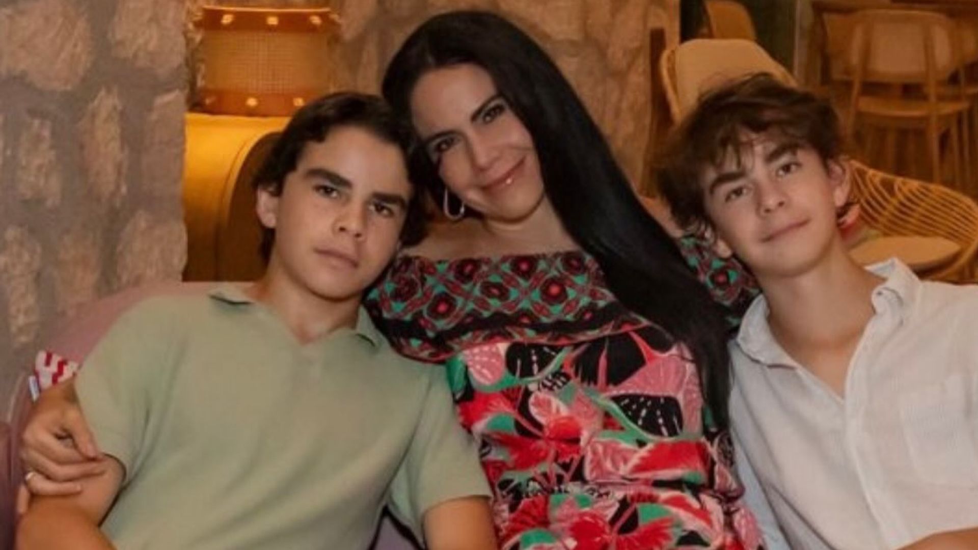 Paola Rojas con sus mellizos Paulo y Leonardo.