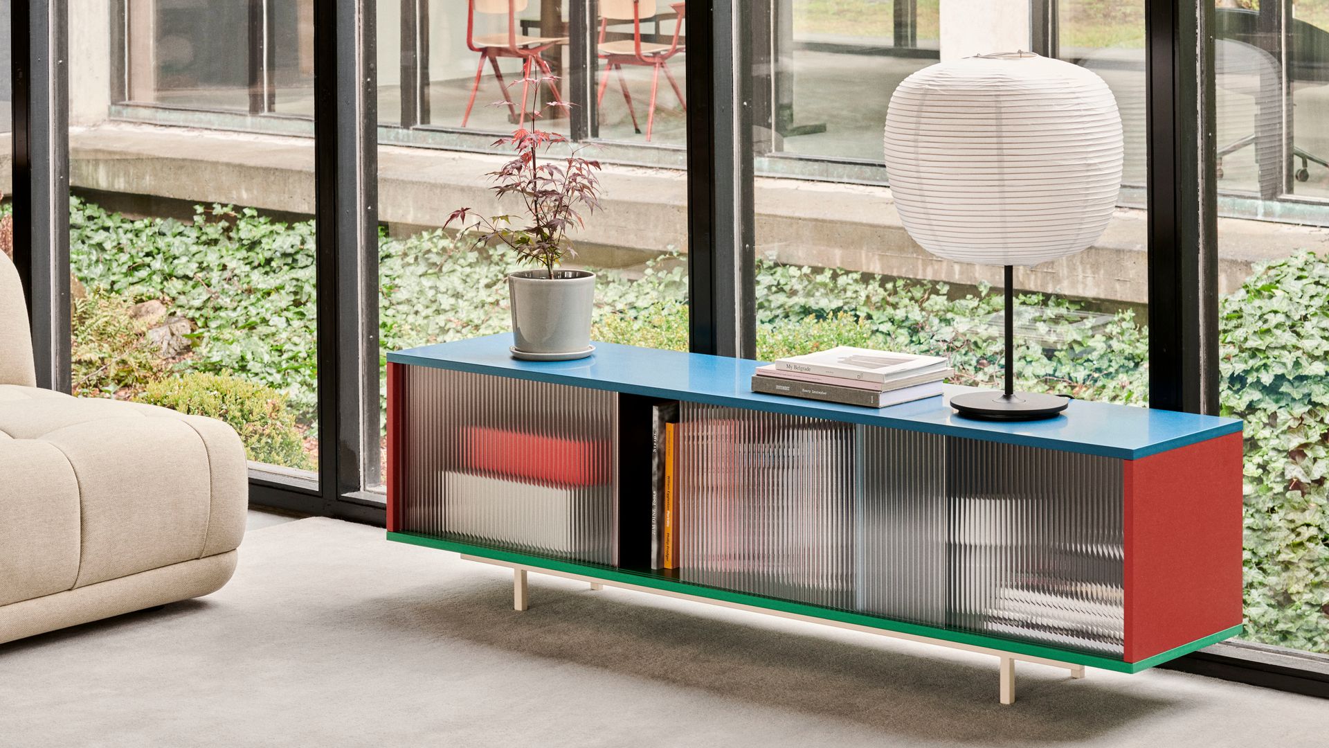 Mueble bajo con puertas de cristal
