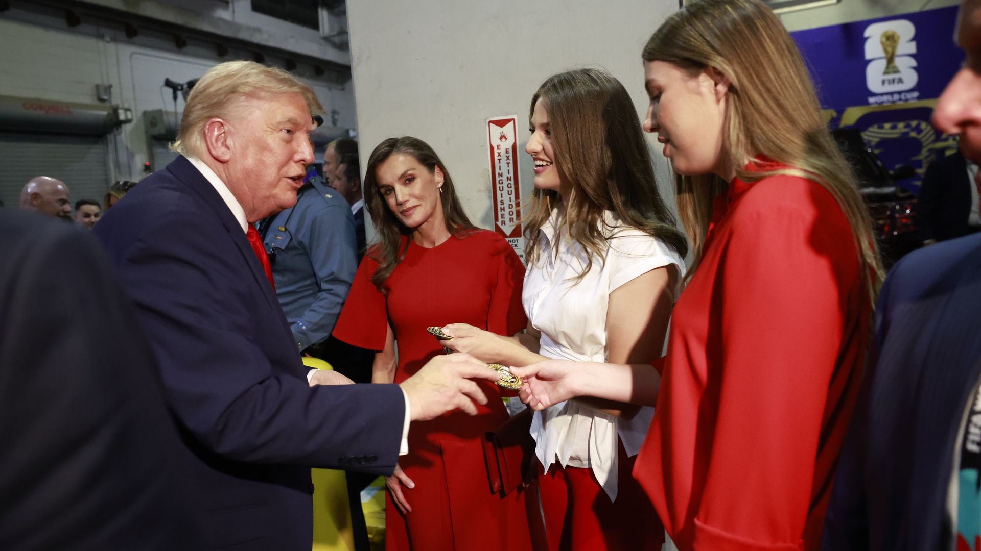 Las imágenes no vistas de los reyes Felipe y Letizia y sus hijas con los Trump en el estadio