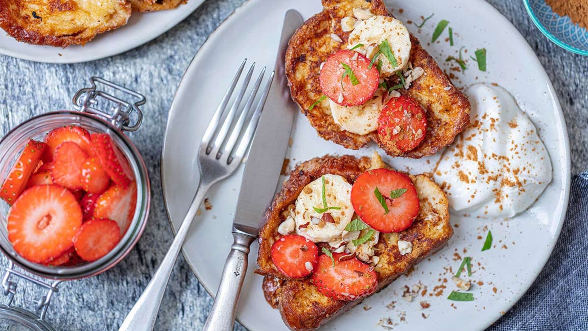 Torrijas de brioche con fresas y plátano