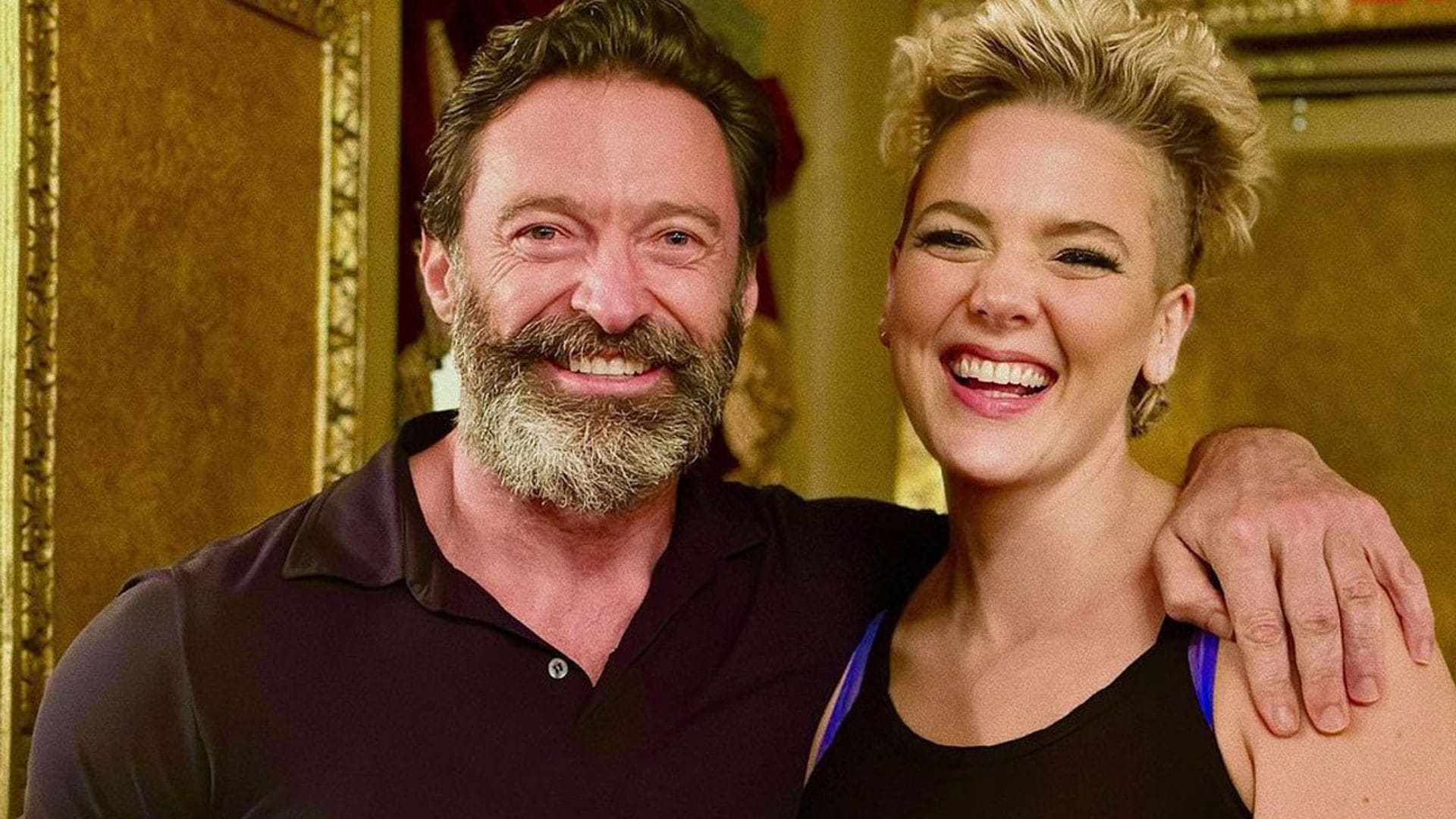 Hugh Jackman se apoya en sus amigos Ryan Reynolds y Betty Who tras su divorcio
