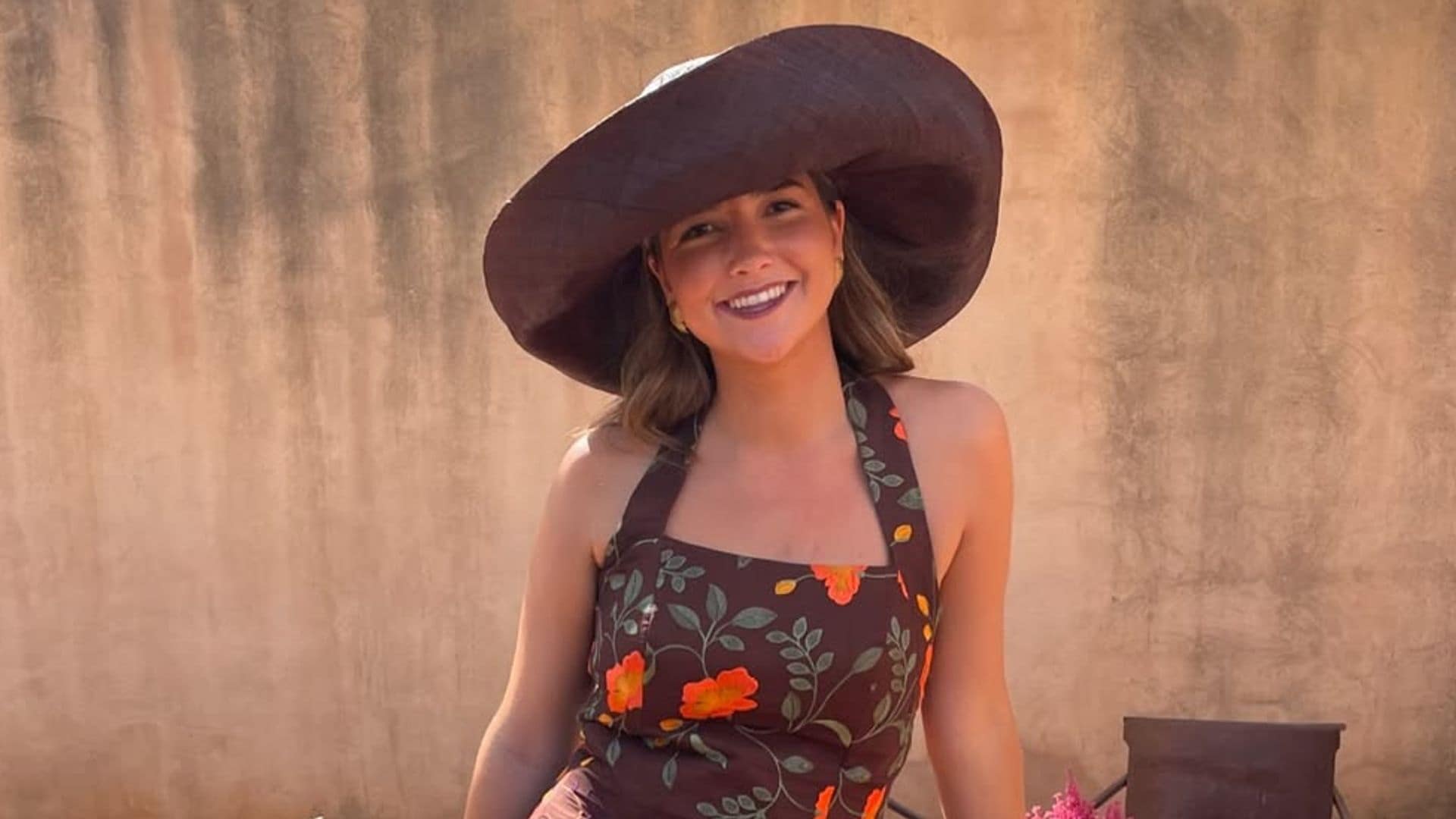 Dime qué vestido de invitada llevas y te diré el peinado que mejor le viene