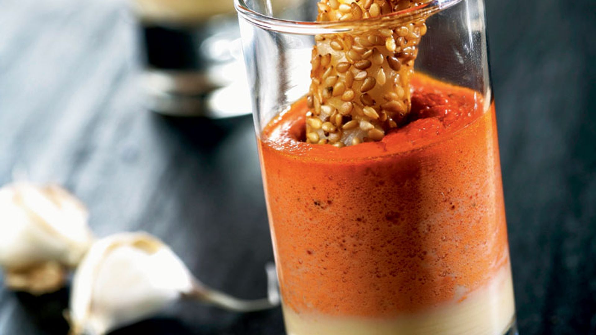 Chupito de pimiento rojo con pinchito de merluza