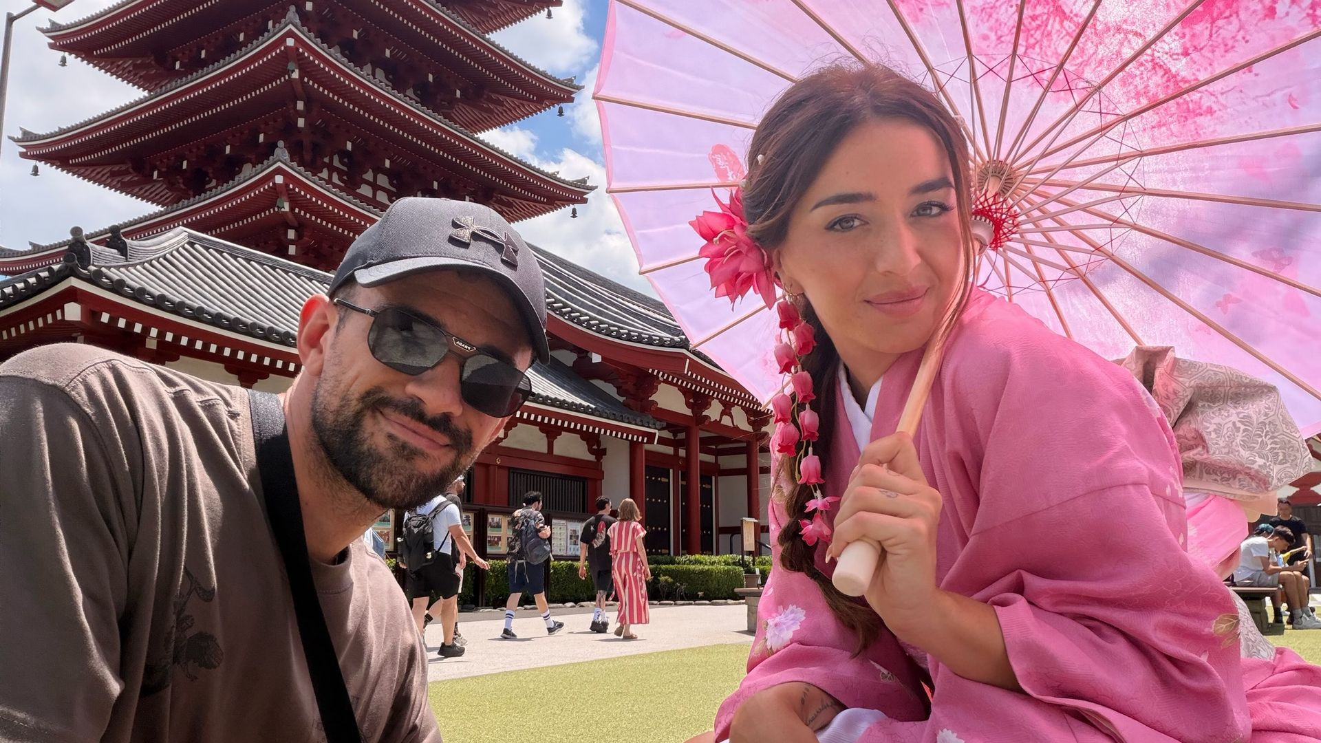 Lola índigo e IlloJuan posan junto a uno de los templos de Japón