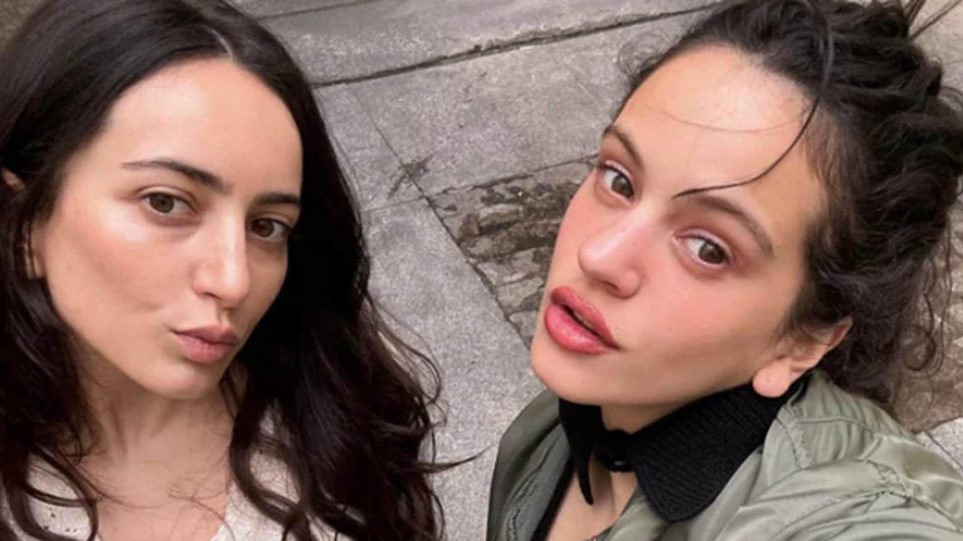 Selfie de Rosalía y su hermana Pili