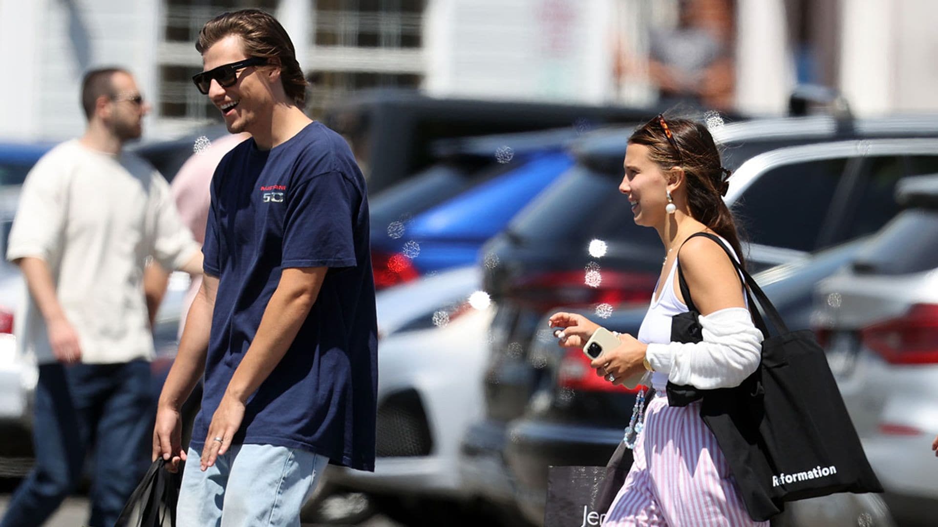 Millie Bobby Brown y Jake Bongiovi lucen sus alianzas por las calles de Nueva York