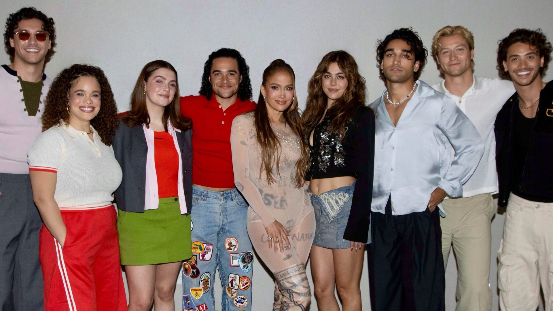 Jennifer Lopez con los actores de la serie 'Off Campus' en el 'Obsessed Fest' de Prime en Los Ángeles, California, 2026.