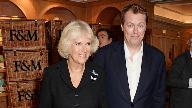 Plano entero de Tom Parker Bowles y su madre la reina Camilla en un evento