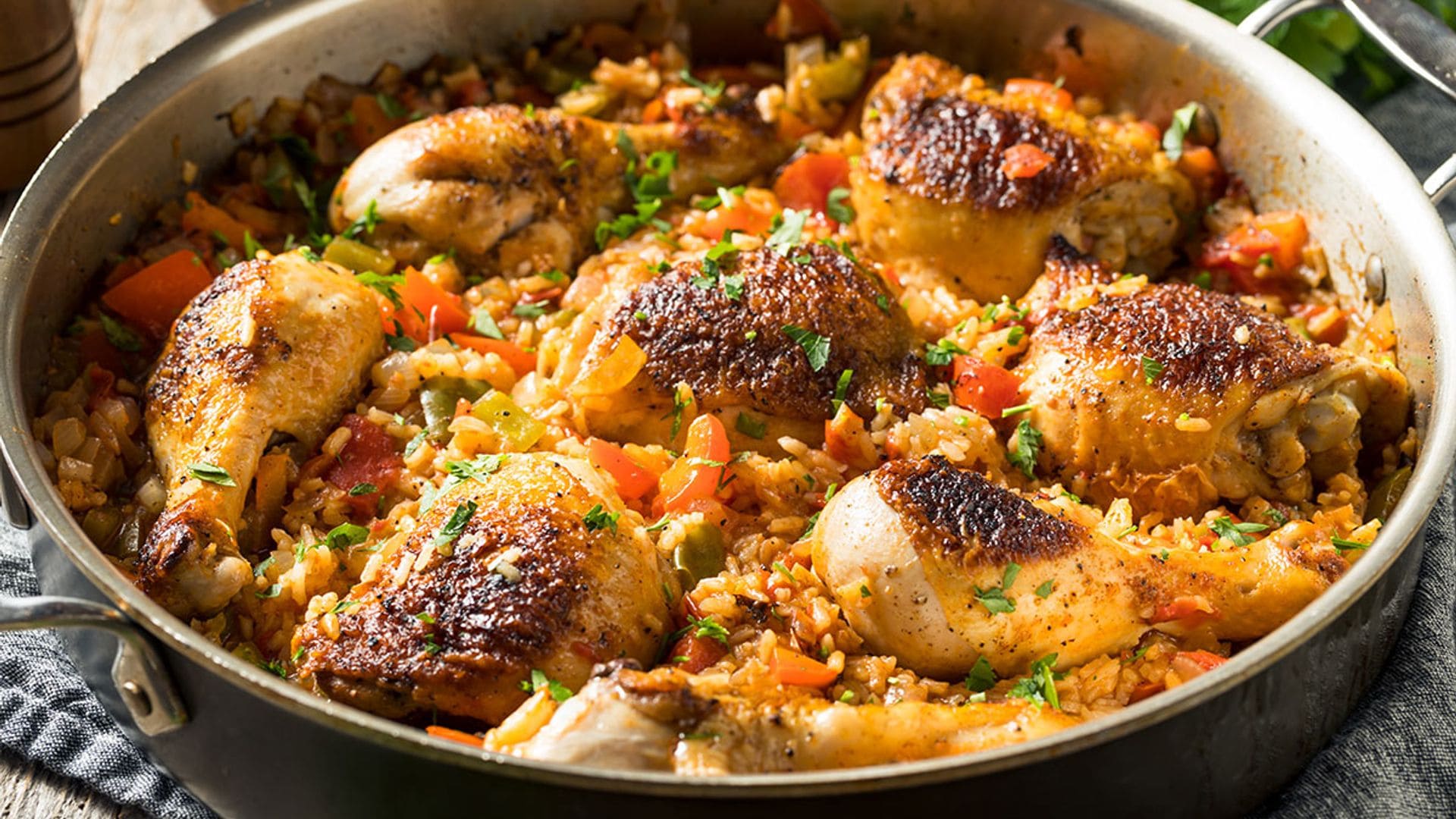 Muslos de pollo con arroz y verduras