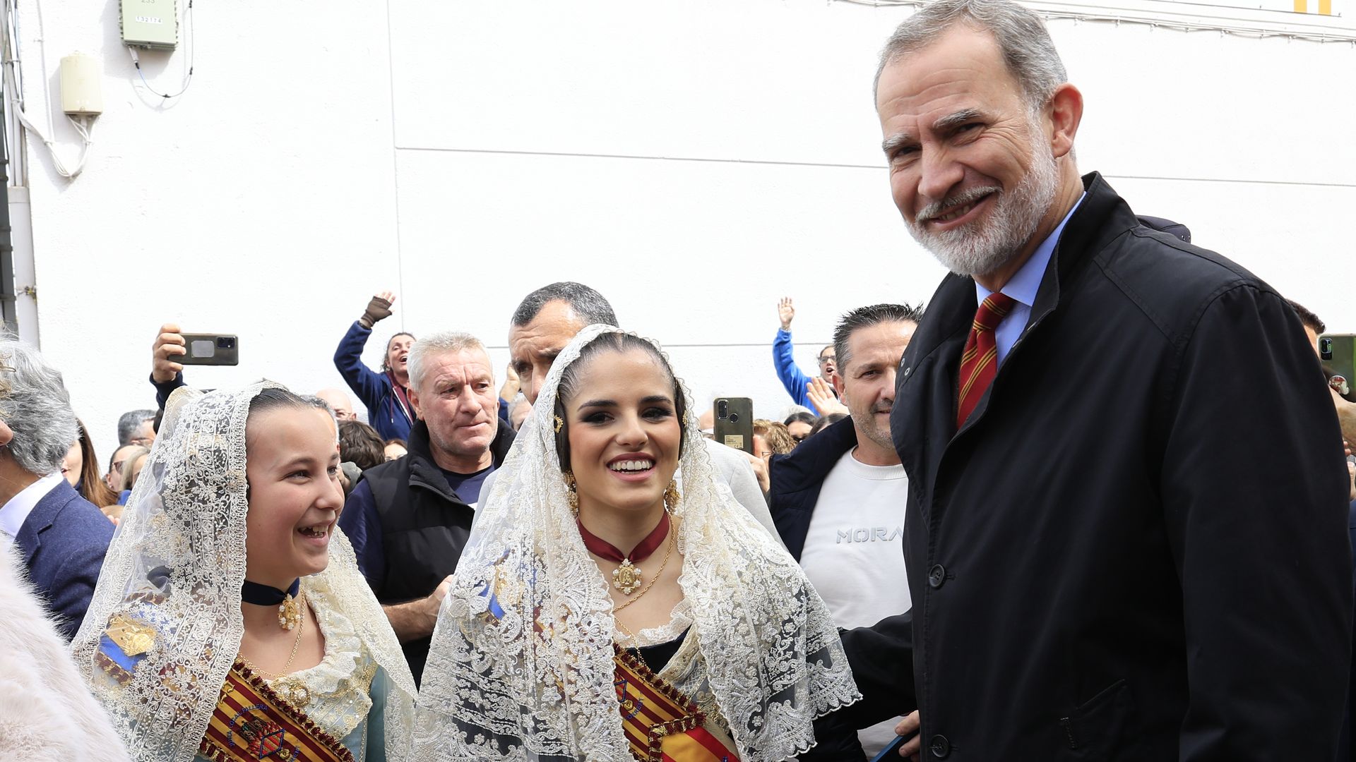 Felipe VI visita por sorpresa Torrent, uno de los pueblos más azotados por la Dana, en su día grande