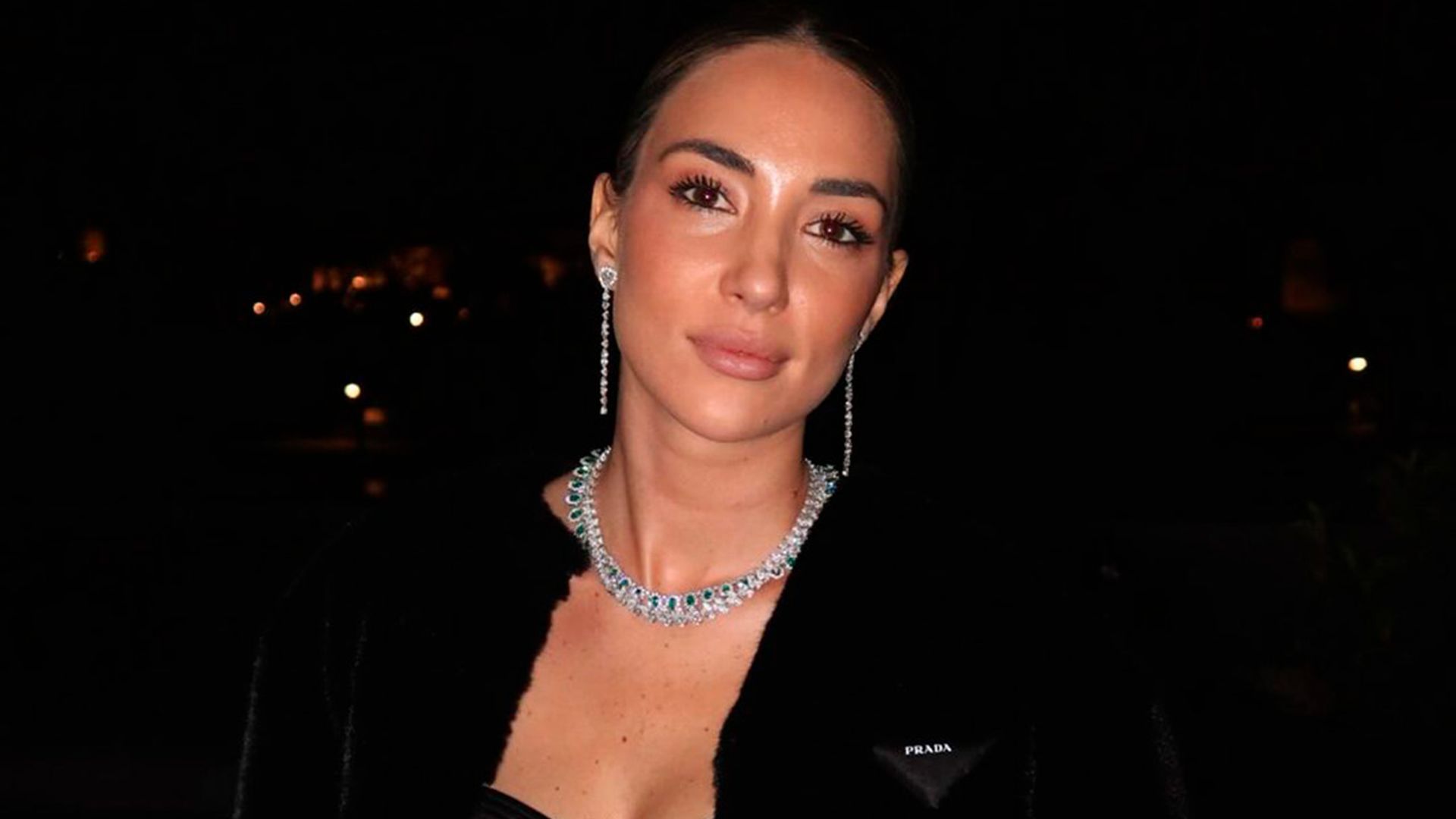Alice Campello, la invitada de invierno más 'sexy' con un sofisticado vestido de escote original