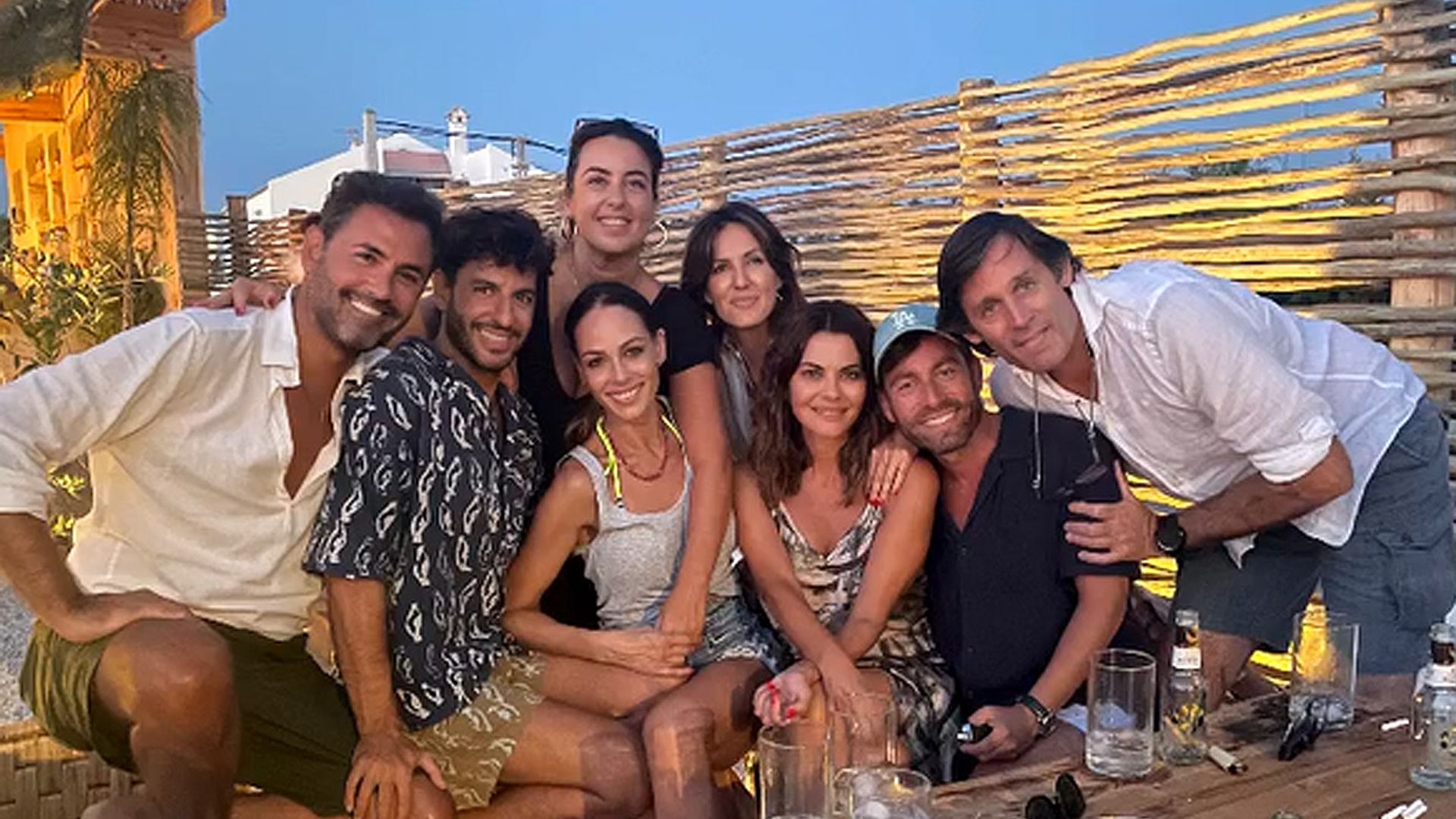¡En Cádiz con sus mejores amigos! Localizamos a Eva González en su primer verano sin Cayetano Rivera