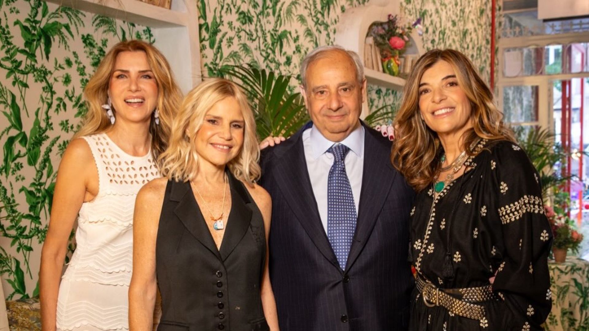 Xandra Falcó y Eugenia Martínez de Irujo, anfitrionas de la fiesta del verano en Madrid: el momentazo cantando 'Cielito lindo'