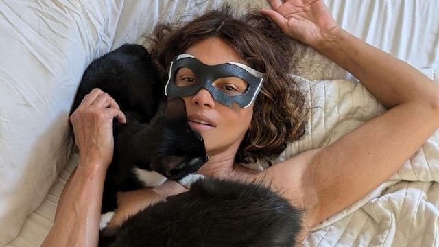 Halle Berry celebra el 20 aniversario de Catwoman, julio 2024